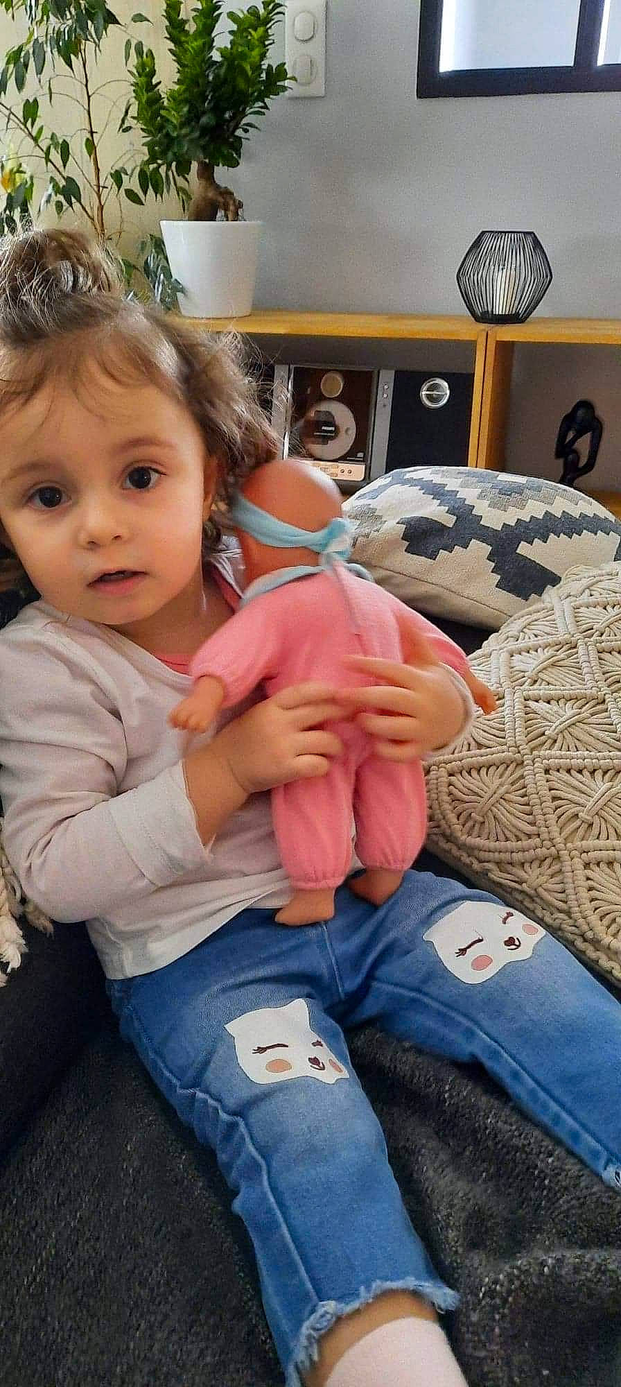 Romy participe au concours pour gagner de l'argent avec cette photo : arm, baby, baby_toddler_clothing, child, comfort, ear, event, fun, gesture, happy, human, lap, nail, person, picture_frame, sitting, skin, t_shirt, thigh, thumb