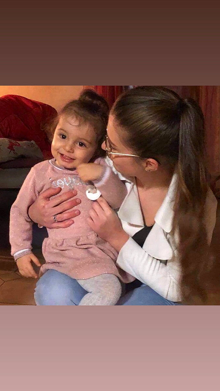 Romy a rejoint le concours — aidez-le/la à gagner de superbes lots ! abdomen, baby, child, comfort, ear, event, family, fun, gesture, happy, jewellery, joy, love, person, play, portrait_photography, room, sitting, smile, t_shirt