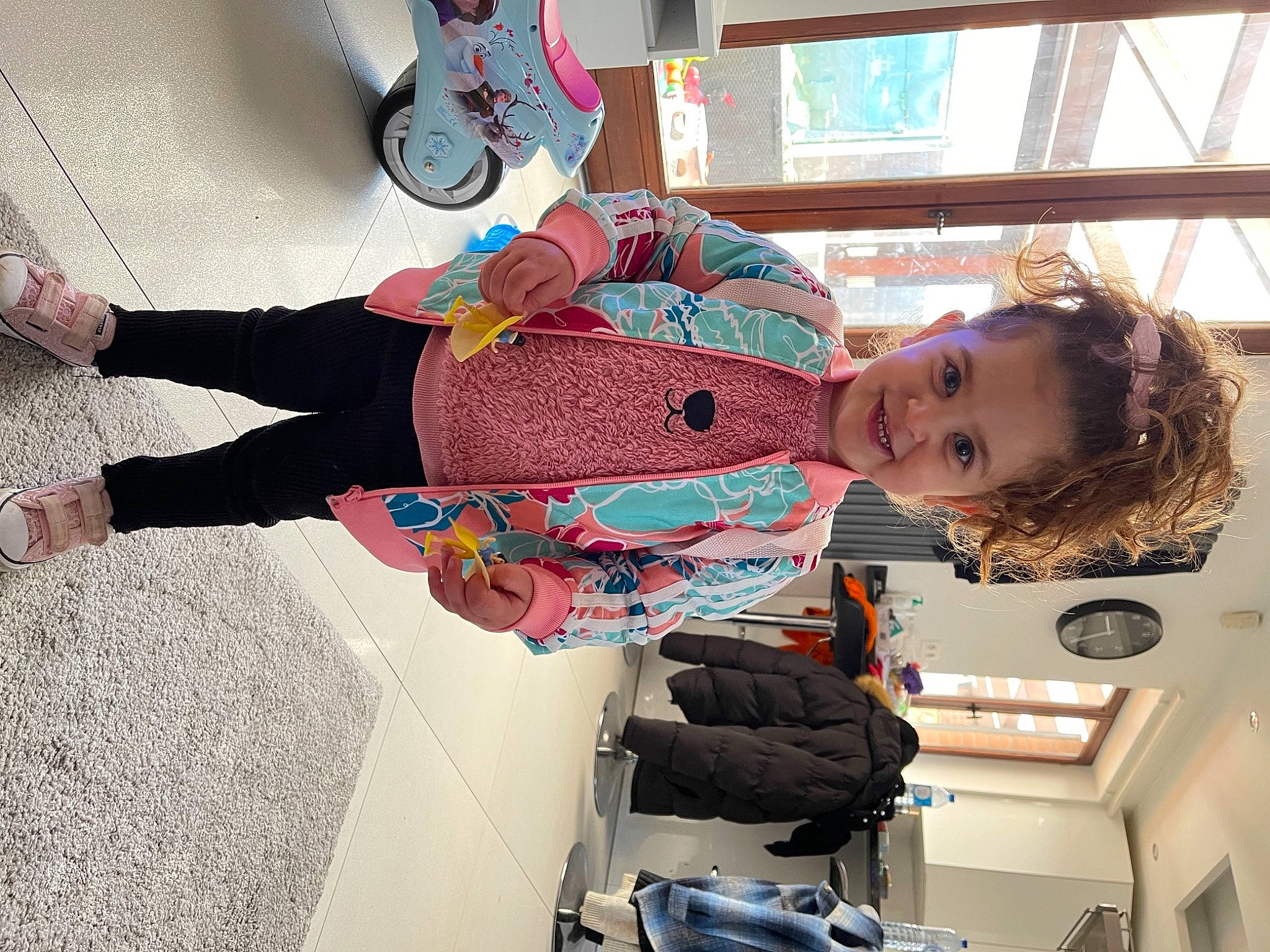 Myla a rejoint le concours — aidez-le/la à gagner de superbes lots ! carmine, chair, child, comfort, flooring, fun, happy, human_leg, joy, knee, leg, pattern, person, room, shoe, smile, snapshot, street_fashion, thigh, toddler