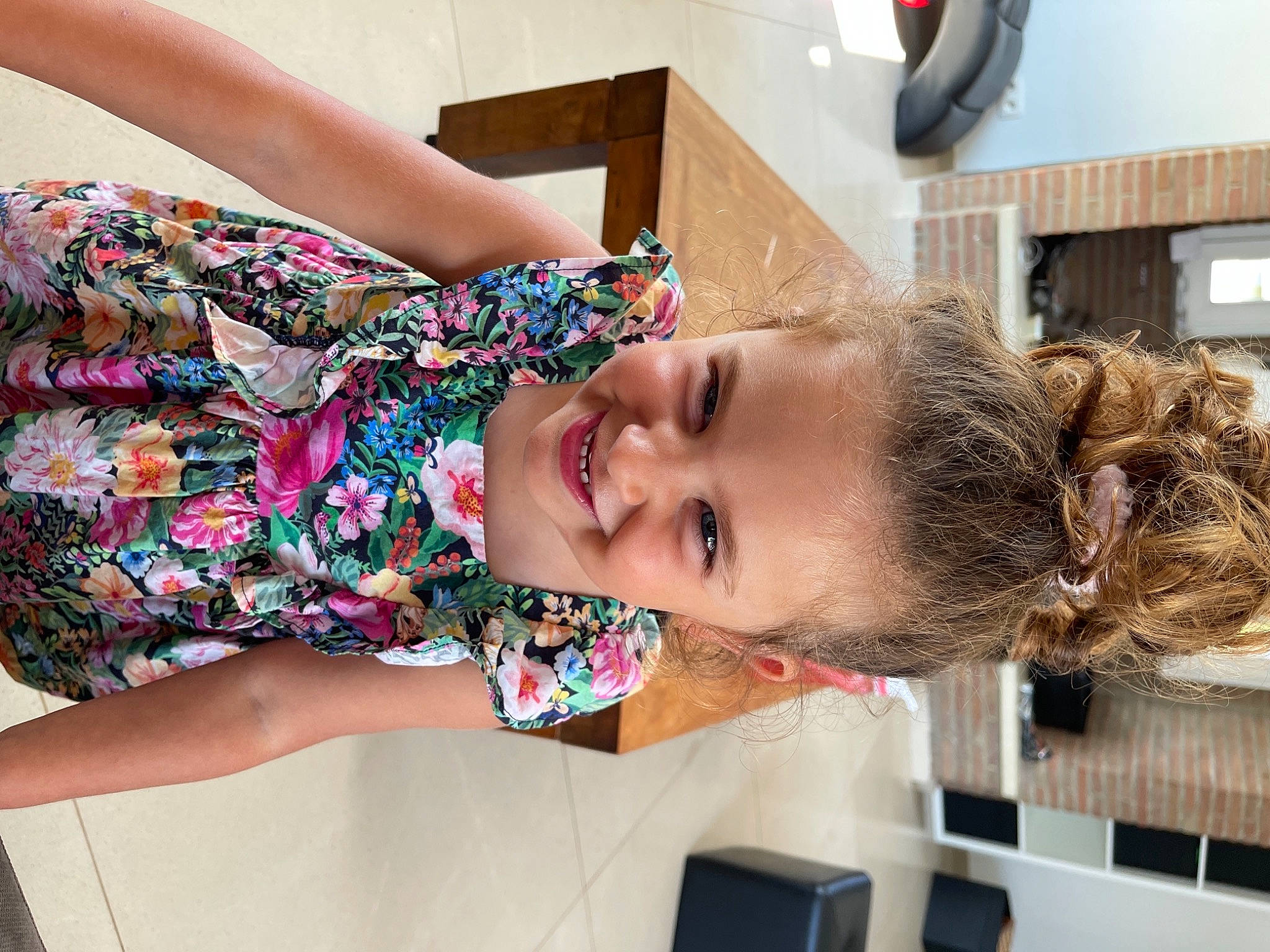 Myla participe au concours pour gagner de l'argent avec cette photo : child, fun, happy, human_leg, joy, laugh, leisure, neck, pattern, person, room, smile, thigh, toddler, vacation, visual_arts