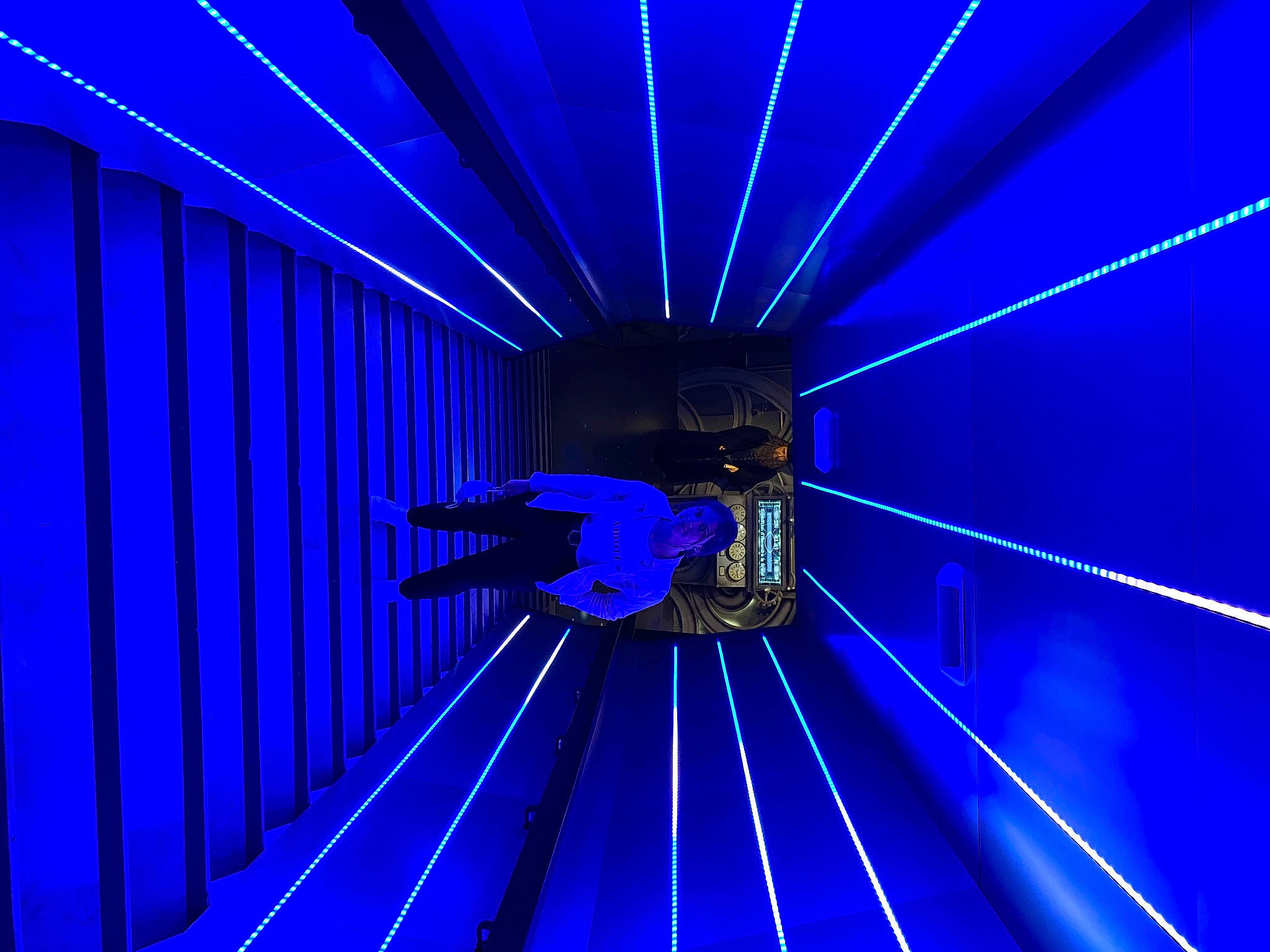Jeanne participe au concours pour gagner de l'argent avec cette photo : art, blue, electric_blue, electricity, engineering, entertainment, event, graphics, joy, lighting, line, magenta, neon, parallel, pattern, performing_arts, person, purple, space, stairs