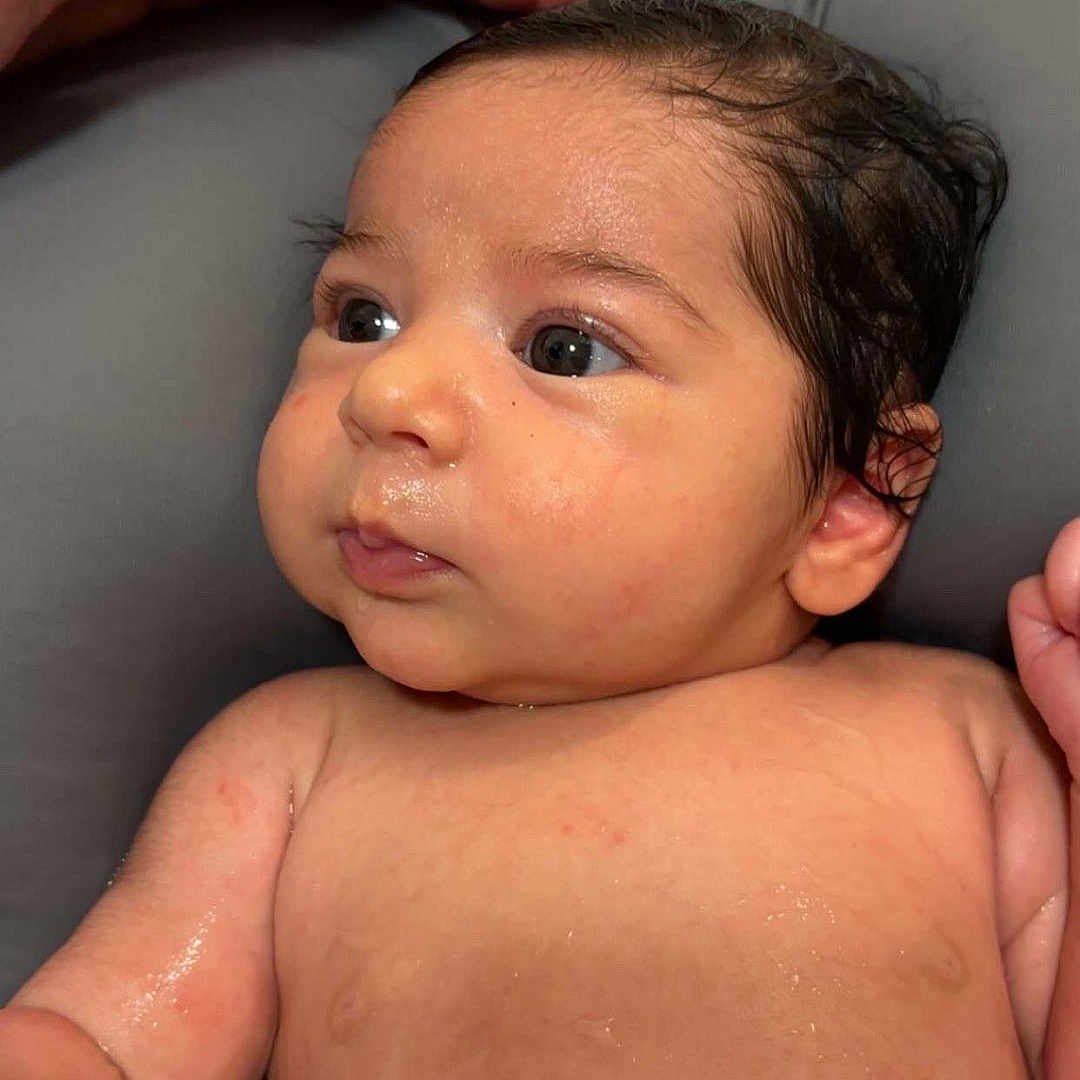 Giulia participe au concours pour gagner de l'argent avec cette photo : arm, baby, bath, care, chest, ear, expression, eyes, face, hand, head, human, indoor, infant, newborn, portrait, relaxation, skin, water, wet_skin