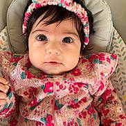 Livia a rejoint le concours — aidez-le/la à gagner de superbes lots ! baby, babywear, child, clothing, cozy, cute, expression, face, floral_pattern, headband, indoor, infant, newborn, person, pink, portrait, seat, soft, upclose, warm_clothing