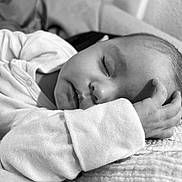 Lola a rejoint le concours — aidez-le/la à gagner de superbes lots ! baby, black_and_white, blanket, child, close_up, clothing, cozy, cute, face, hand, indoors, infant, newborn, peaceful, portrait, relaxing, resting, sleeping, soft, toddler