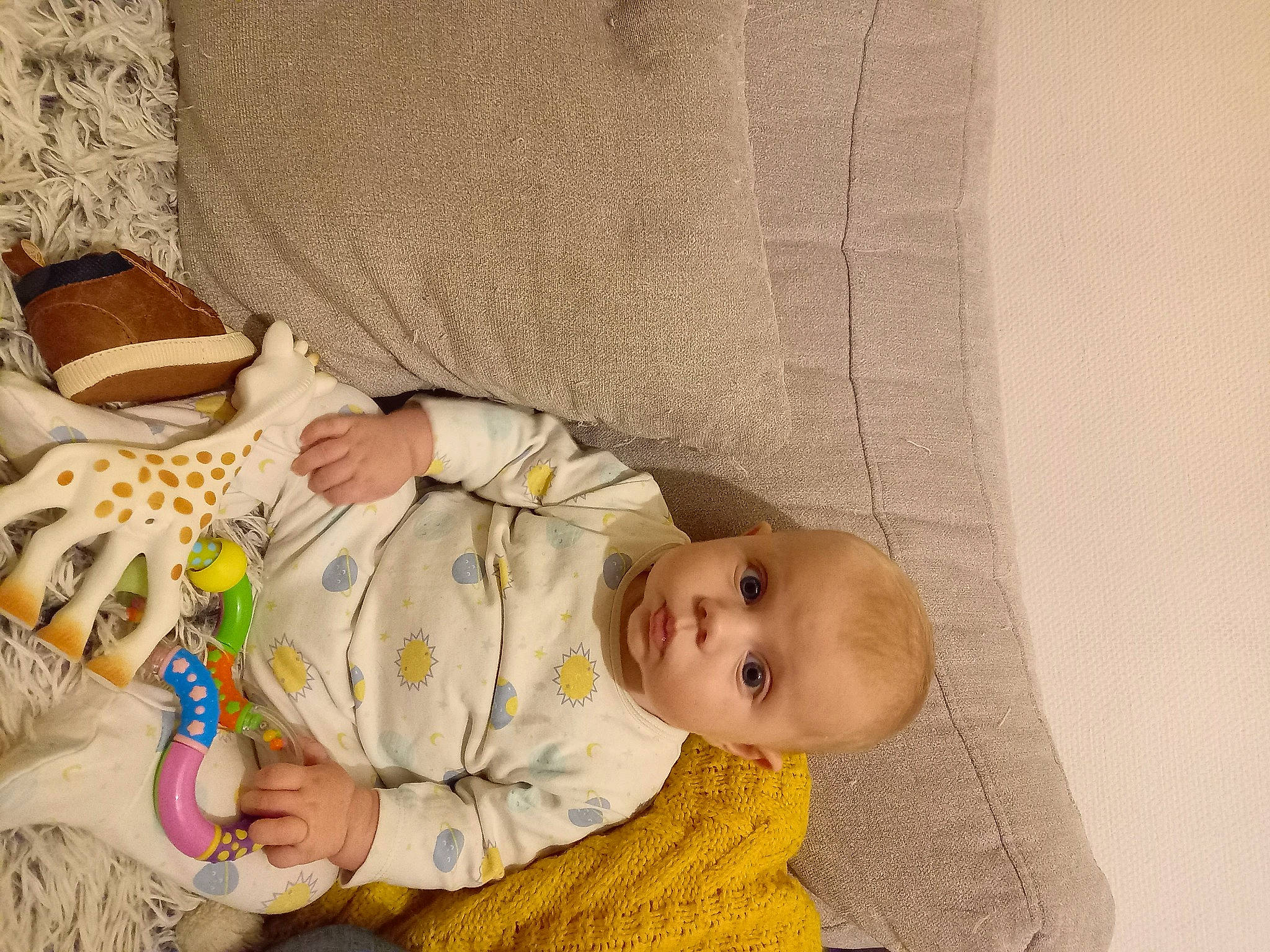 Elyas a rejoint le concours — aidez-le/la à gagner de superbes lots ! baby, baby_products, baby_sleeping, baby_toddler_clothing, bedtime, child, comfort, hand, happy, linens, nap, pattern, person, room, sitting, skin, sleep, sleeve, textile, toddler