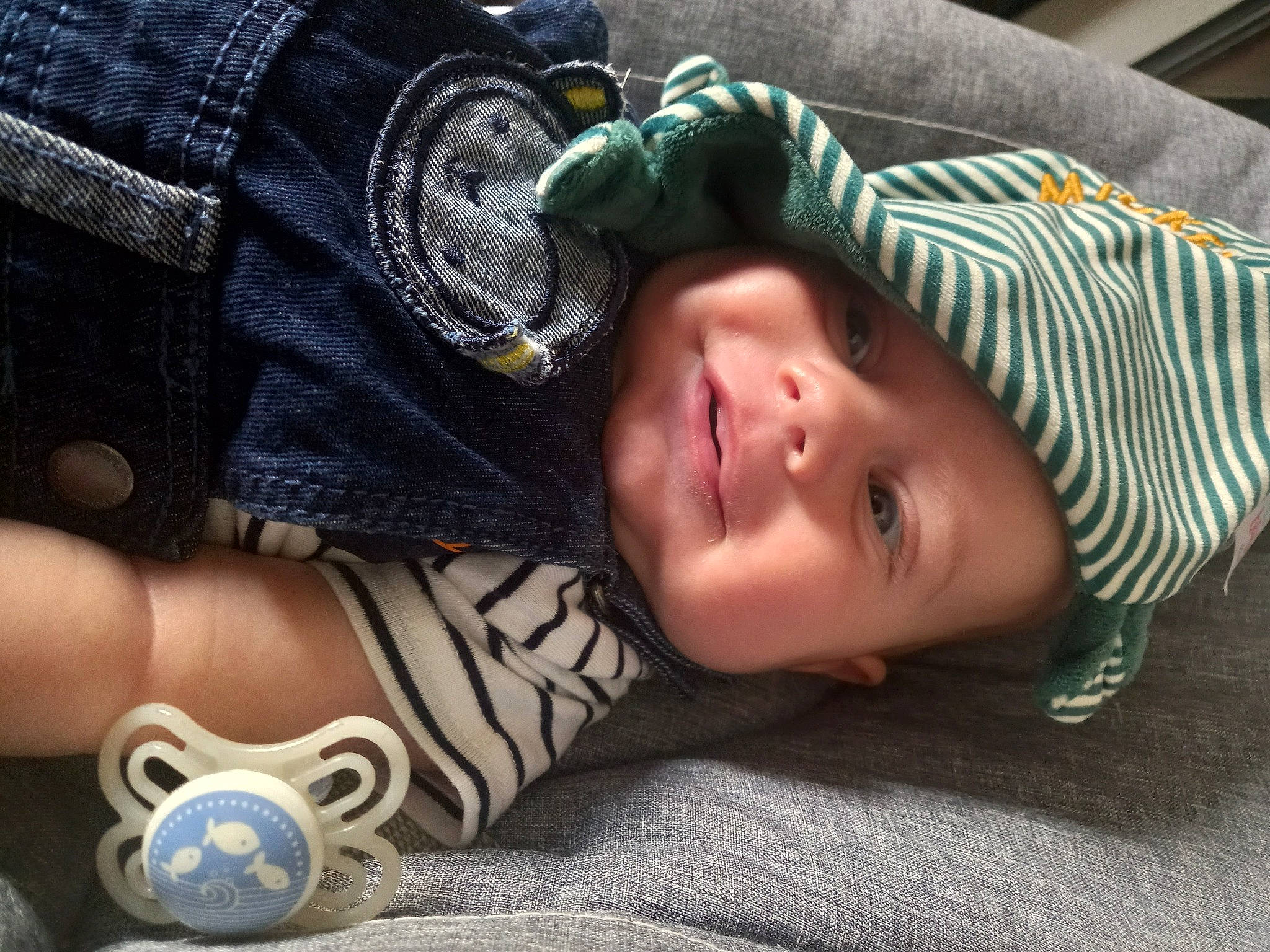 Elyas a rejoint le concours — aidez-le/la à gagner de superbes lots ! arm, baby, baby_products, baby_toddler_clothing, child, comfort, eye, fashion_accessory, finger, fun, grass, hand, head, headwear, human_body, pattern, person, personal_protective_equipment, sitting, skin