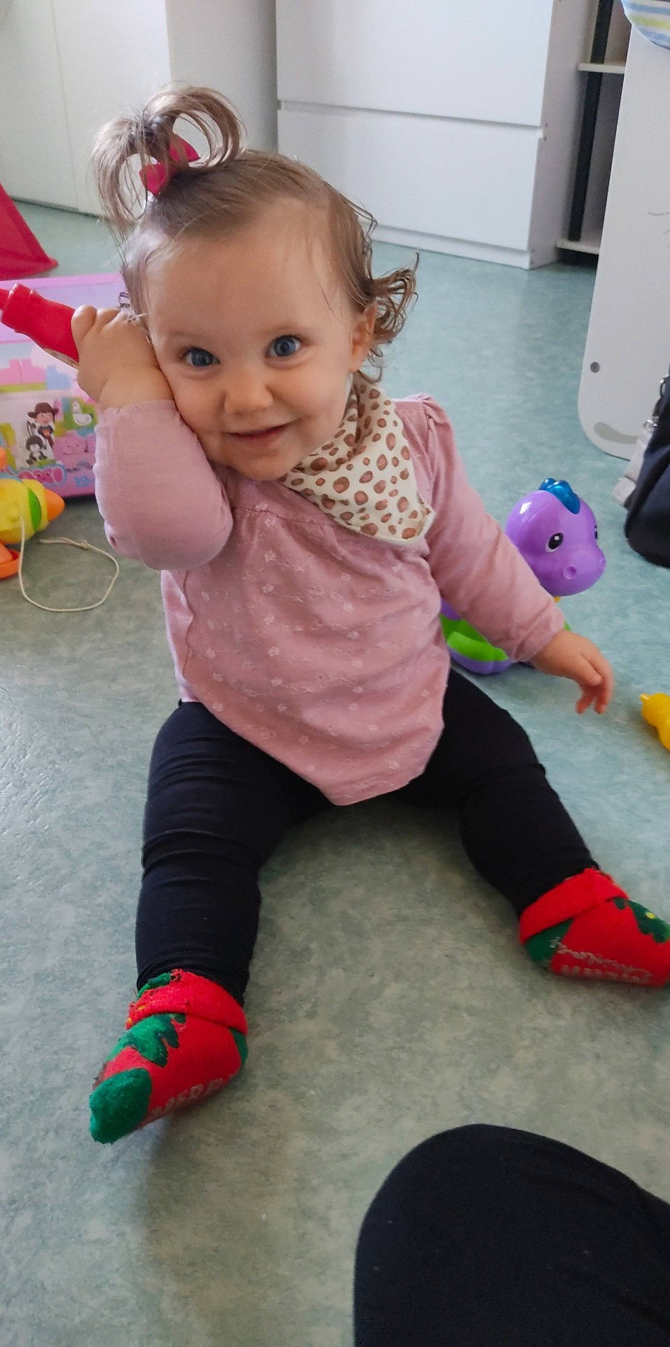 Luna a rejoint le concours — aidez-le/la à gagner de superbes lots ! baby, baby_toddler_clothing, cheek, child, eye, facial_expression, floor, flooring, fun, happy, joint, joy, leg, magenta, person, pink, purple, skin, smile, sock