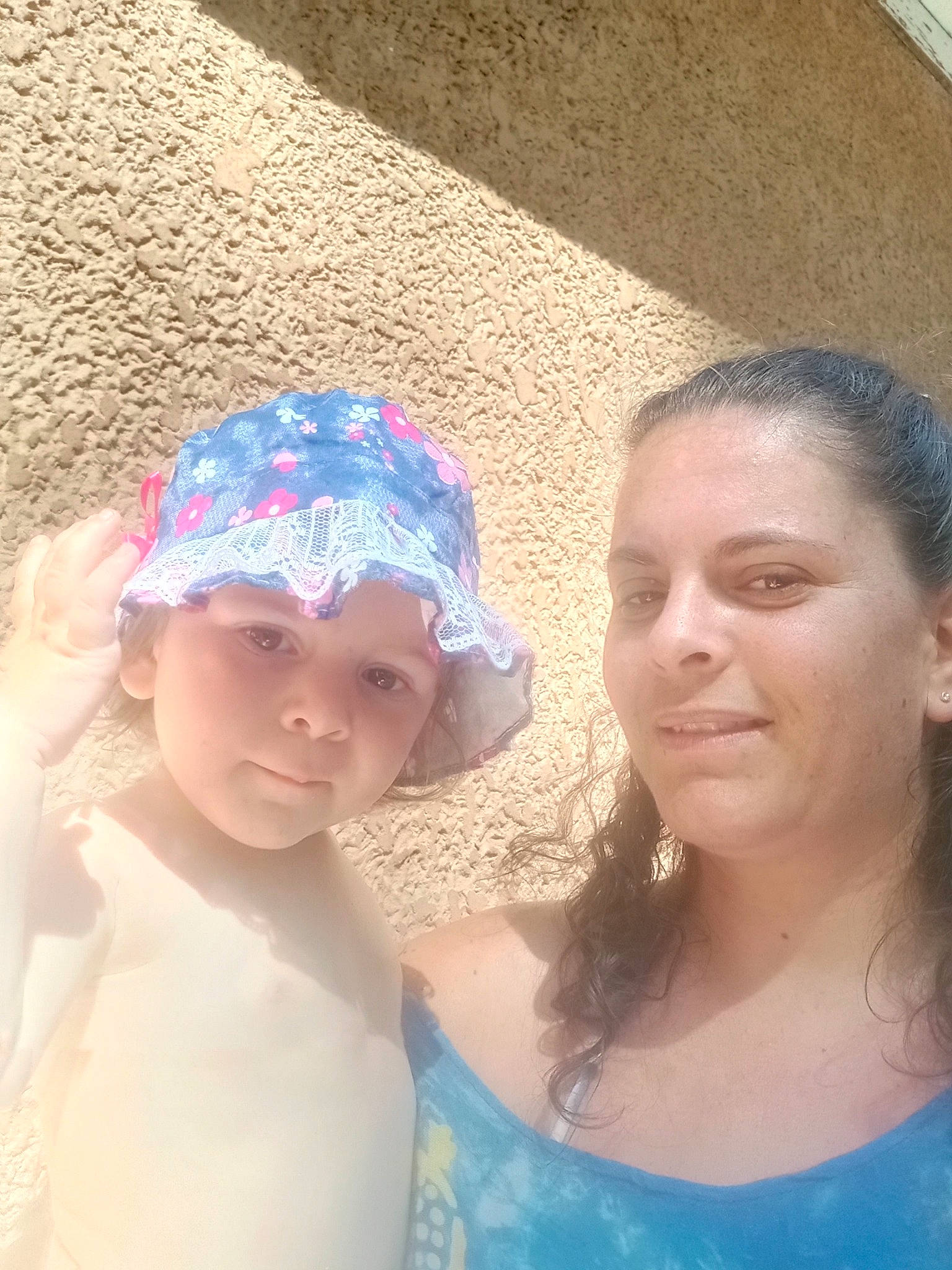 Julia participe au concours pour gagner de l'argent avec cette photo : cap, earrings, electric_blue, event, fashion_accessory, forehead, fun, hair_accessory, happy, hat, head, headgear, headpiece, headwear, human, jewellery, joy, leisure, necklace, people