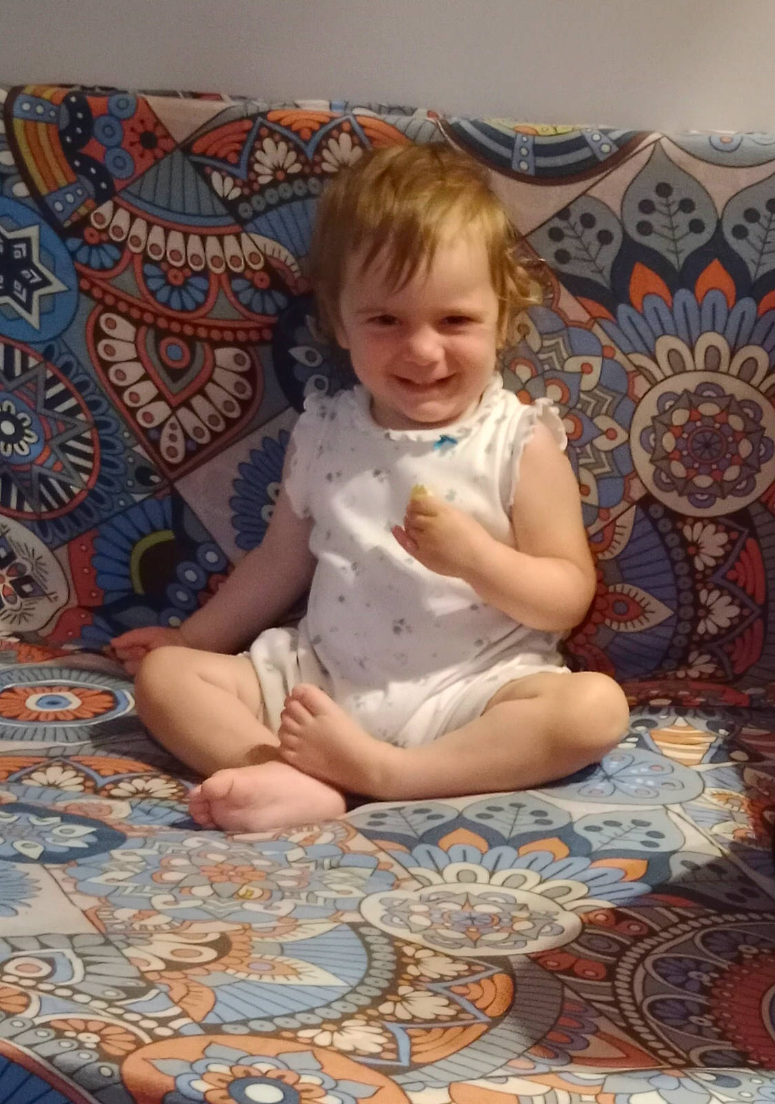 Julia a rejoint le concours — aidez-le/la à gagner de superbes lots ! art, baby, baby_toddler_clothing, cheek, child, comfort, dress, flooring, foot, fun, human_body, human_leg, iris, joy, linens, pattern, person, sitting, skin, smile