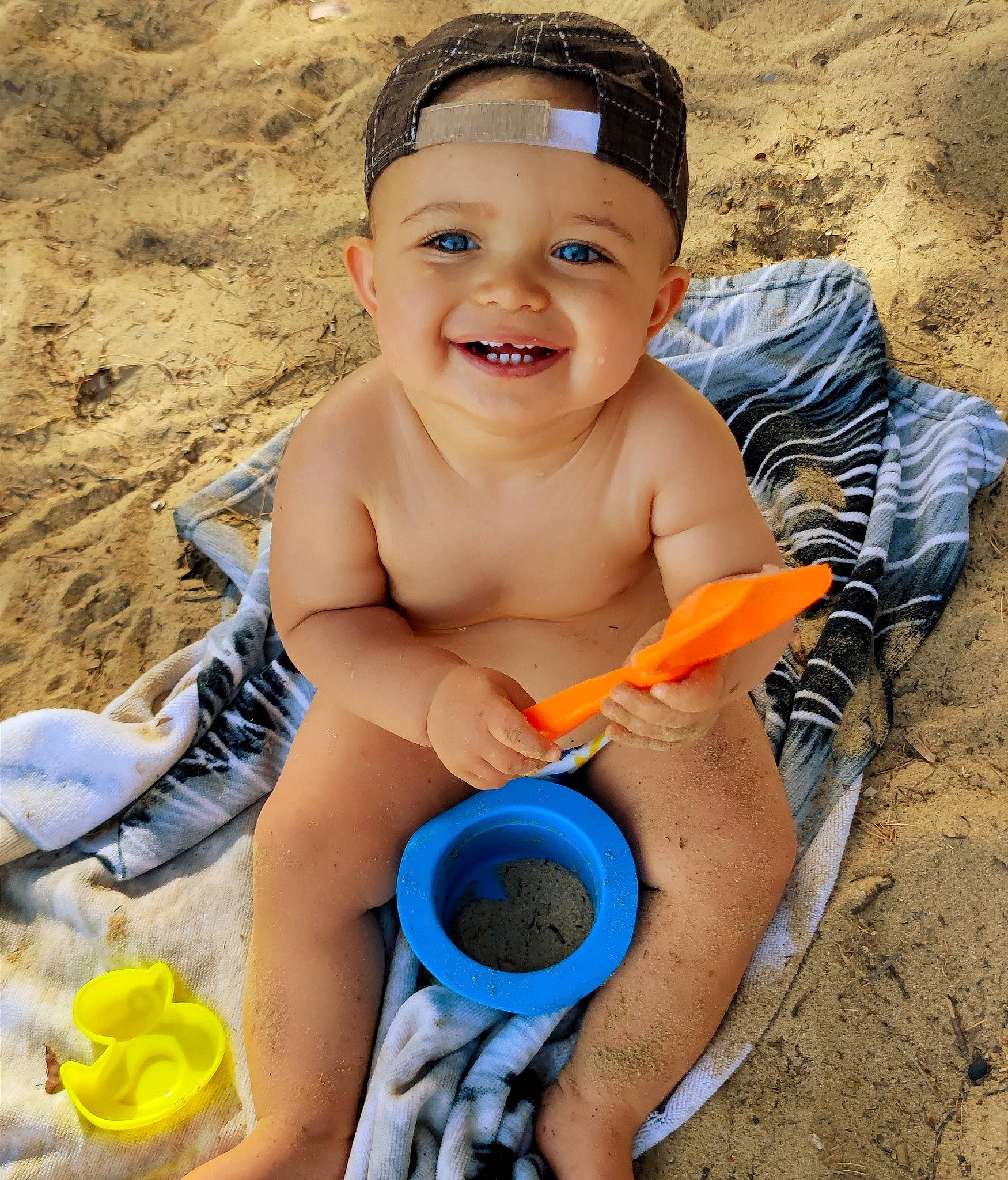 Manoa a rejoint le concours — aidez-le/la à gagner de superbes lots ! azure, baby, beauty, chest, child, finger, fun, happy, headwear, joy, leisure, muscle, person, photograph, recreation, sand, smile, snapshot, summer, thigh