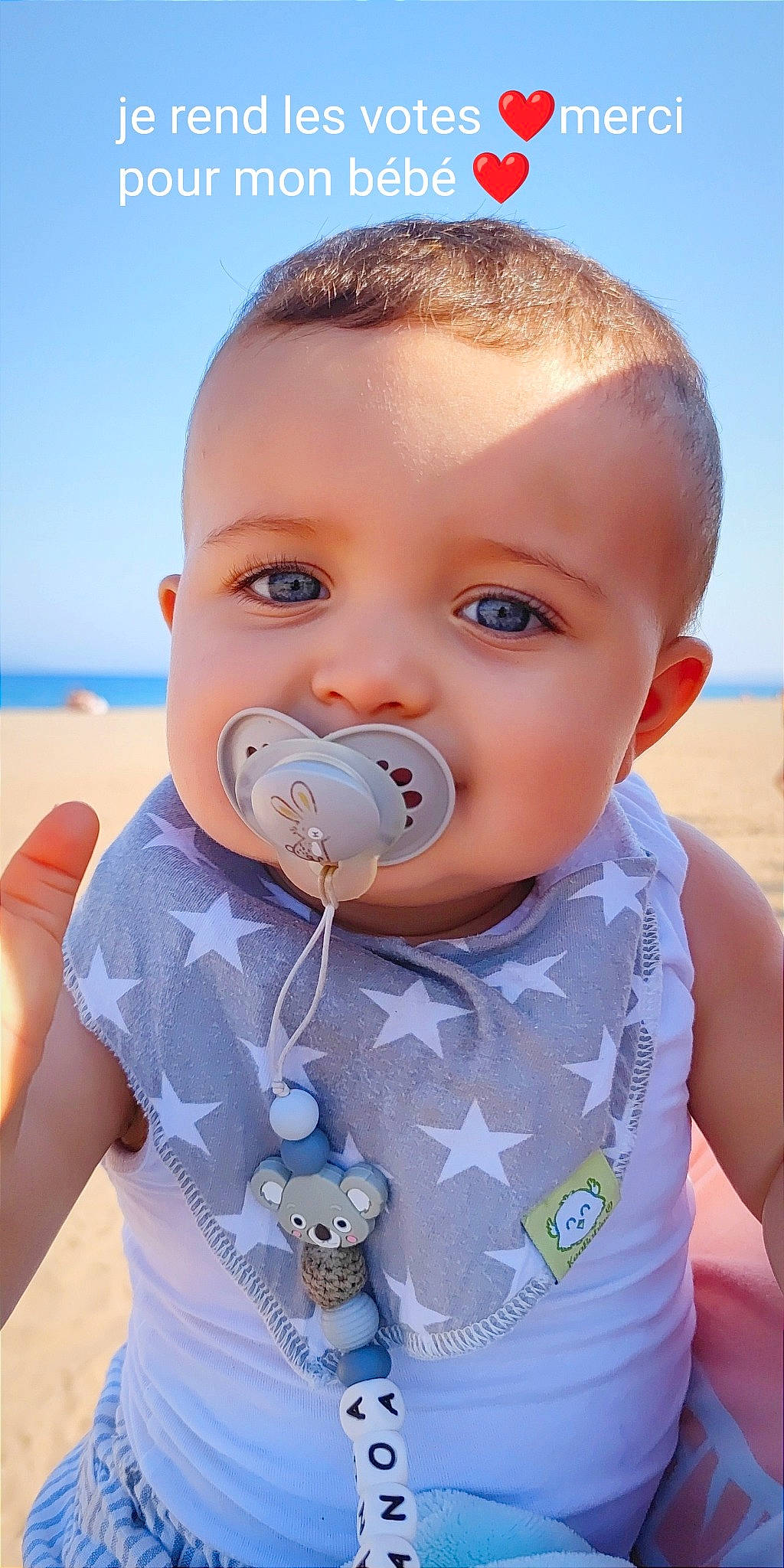 Manoa a rejoint le concours — aidez-le/la à gagner de superbes lots ! baby, baby_toddler_clothing, child, chin, cool, drinkware, eyelash, face, facial_expression, gesture, hairstyle, happy, lip, neck, nose, person, skin, sky, sleeve, toddler