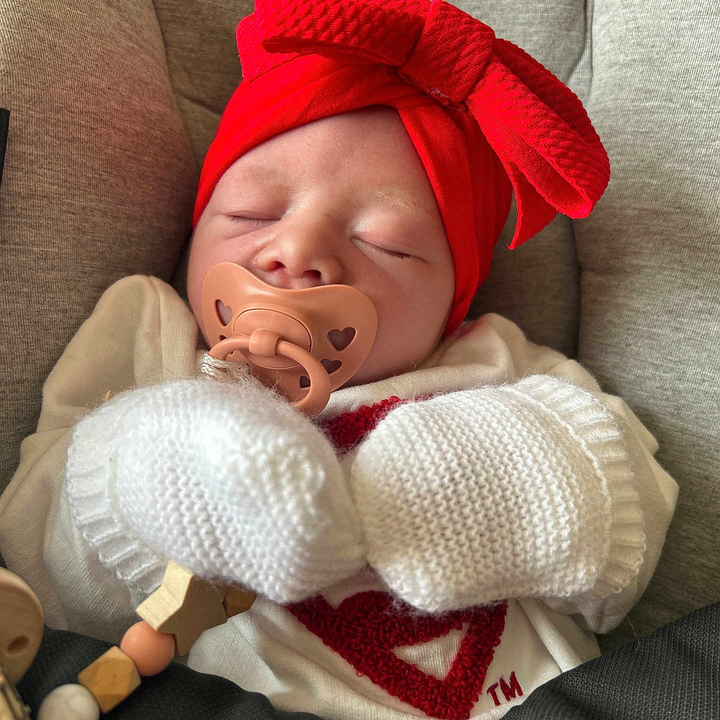 Abygaëlle participe au concours pour gagner de l'argent avec cette photo : baby, bodypart, bonnet, cap, clothing, couch, cushion, face, finger, furniture, glove, hand, hat, head, homedecor, newborn, person, photography, portrait, sleeping