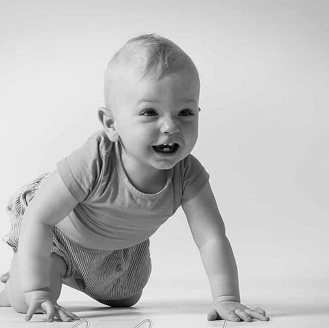 Taïron participe au concours pour gagner de l'argent avec cette photo : baby, black, black_and_white, cheek, child, crawling, face, facial_expression, head, monochrome, monochrome_photography, person, photograph, photography, portrait, portrait_photography, sitting, smile, standing, toddler