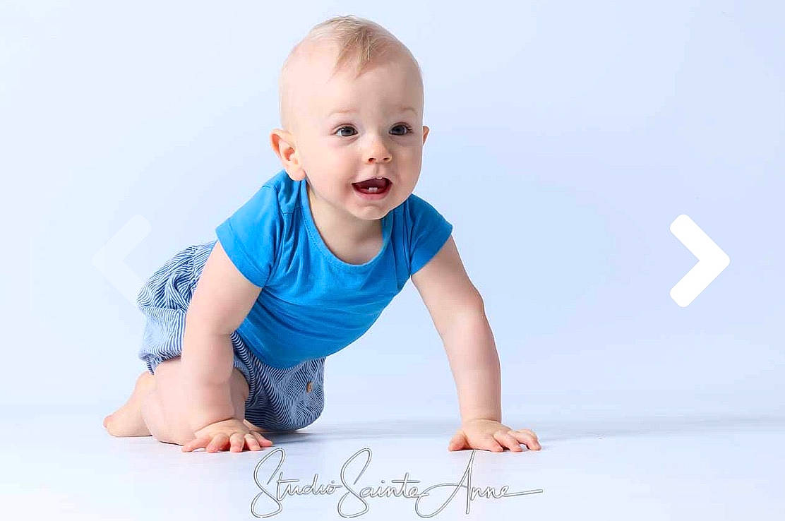 Taïron participe au concours pour gagner de l'argent avec cette photo : arm, baby, baby_crawling, baby_toddler_clothing, child, child_model, crawling, floor, flooring, person, photograph, photography, play, portrait, portrait_photography, sitting, smile, surprise, toddler, tummy_time