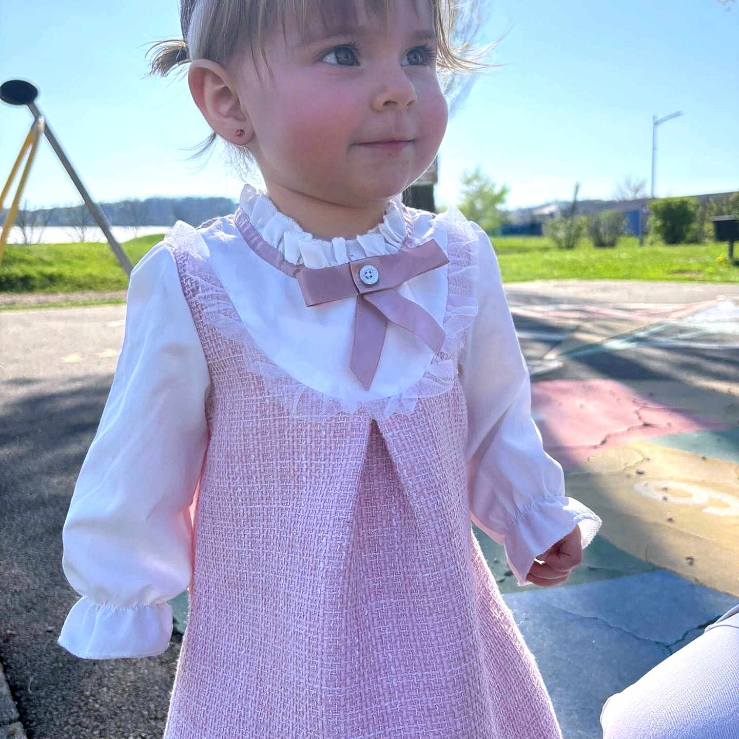 Hasley a rejoint le concours — aidez-le/la à gagner de superbes lots ! accessories, blouse, child, clothing, dress, face, female, girl, grass, hair, head, jewelry, longsleeve, necklace, person, photography, plant, portrait, sitting, sleeve