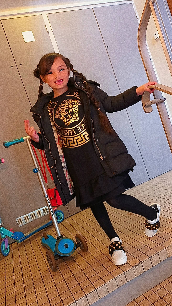 Neyla a rejoint le concours — aidez-le/la à gagner de superbes lots ! bag, balance, boot, electric_blue, fashion_design, fun, gesture, human_leg, joint, joy, knee, leg, person, shoe, shoulder, smile, sneakers, standing, thigh, tire