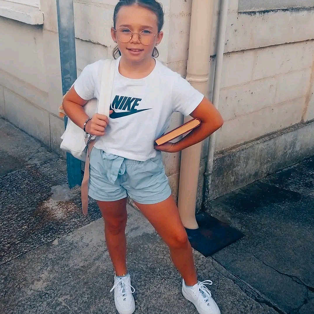 Clara participe au concours pour gagner de l'argent avec cette photo : beachwear, clothing, dimples, face, footwear, hair, happy, head, jeans, pants, person, shoe, shorts, sleeve, smile, sneaker, standing, t_shirt