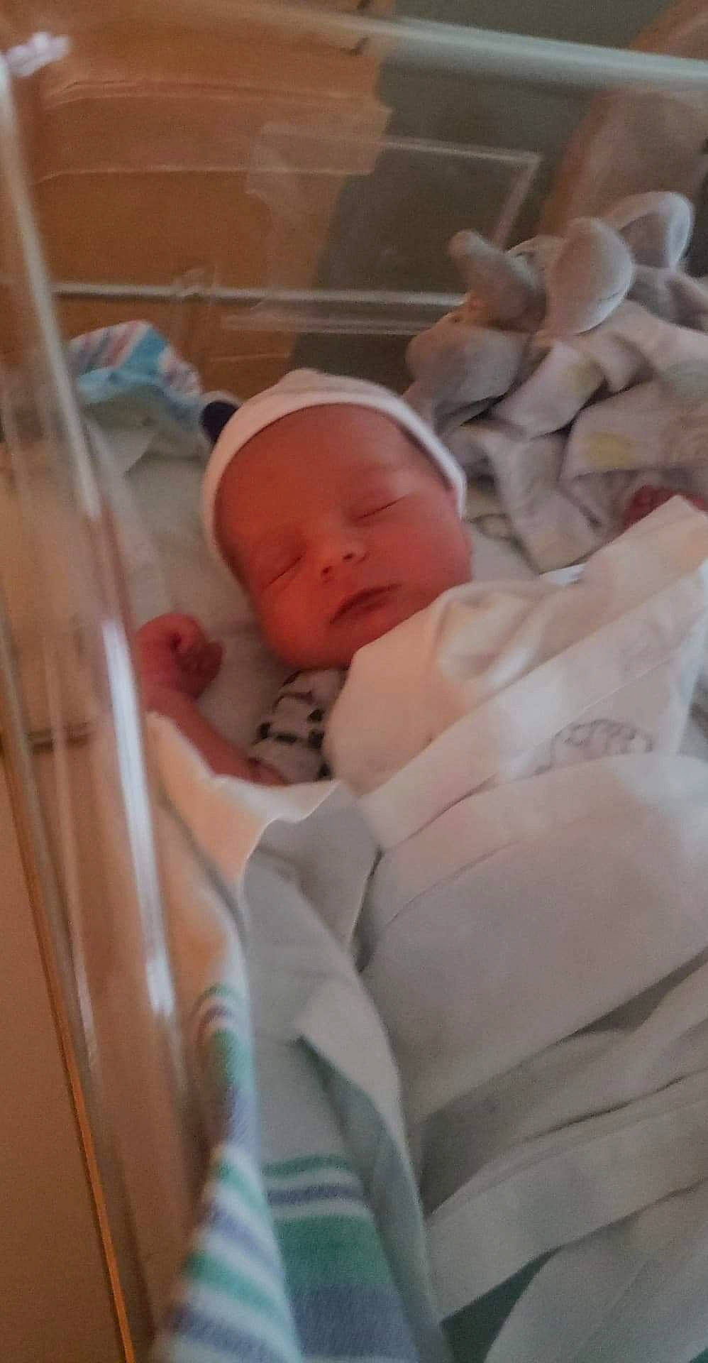 Jerémy participe au concours pour gagner de l'argent avec cette photo : baby, baby_products, baby_safety, baby_sleeping, baby_toddler_clothing, bedtime, child, childbirth, comfort, ear, event, hospital, human_body, infant_bed, linens, nap, person, product, room, skin