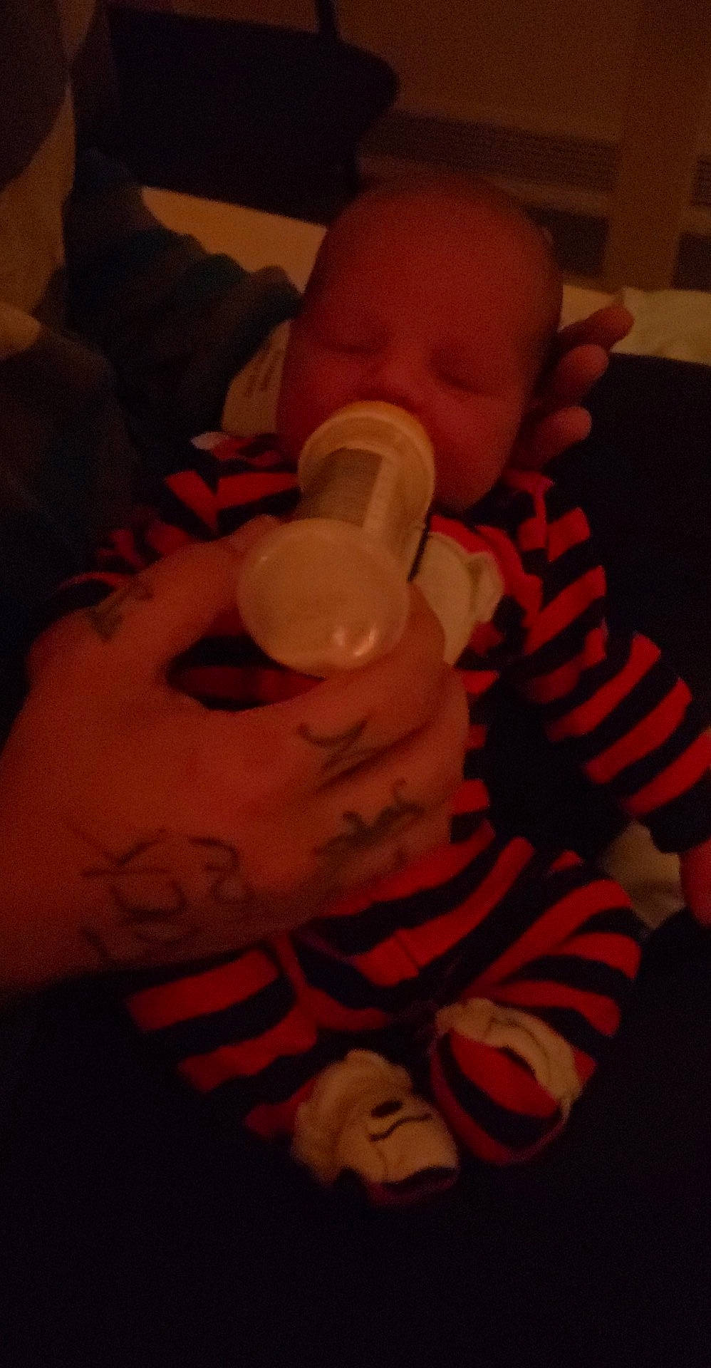 Jerémy a rejoint le concours — aidez-le/la à gagner de superbes lots ! baby, baby_grabbing_for_something, baby_toddler_clothing, cheek, cool, drinkware, ear, eyelash, finger, joint, leg, lip, mouth, muscle, nail, neck, nose, person, skin, sleeve