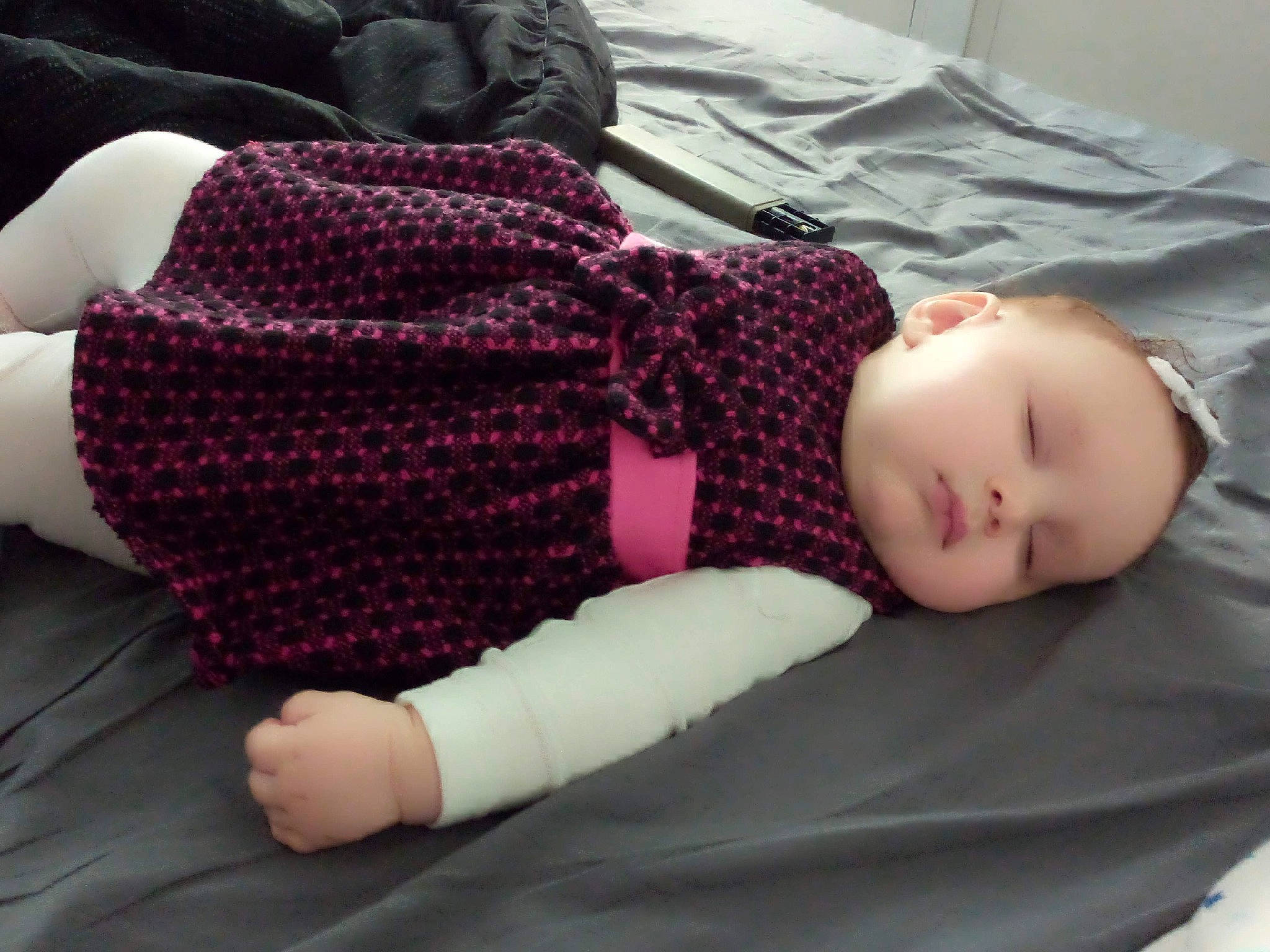 Zarita Jennah a rejoint le concours — aidez-le/la à gagner de superbes lots ! baby, baby_sleeping, baby_toddler_clothing, child, comfort, flooring, human_body, joint, linens, mammal, pattern, person, pink, sitting, skin, sleeve, textile, toddler, vertebrate, wool