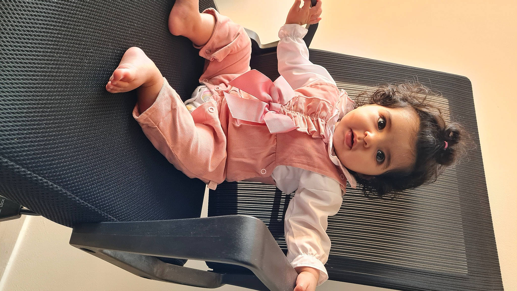 Amira participe au concours pour gagner de l'argent avec cette photo : arm, baby, comfort, elbow, finger, flash_photography, foot, fun, gesture, hand, happy, joint, knee, leisure, mouth, person, skin, sleeve, smile, thigh