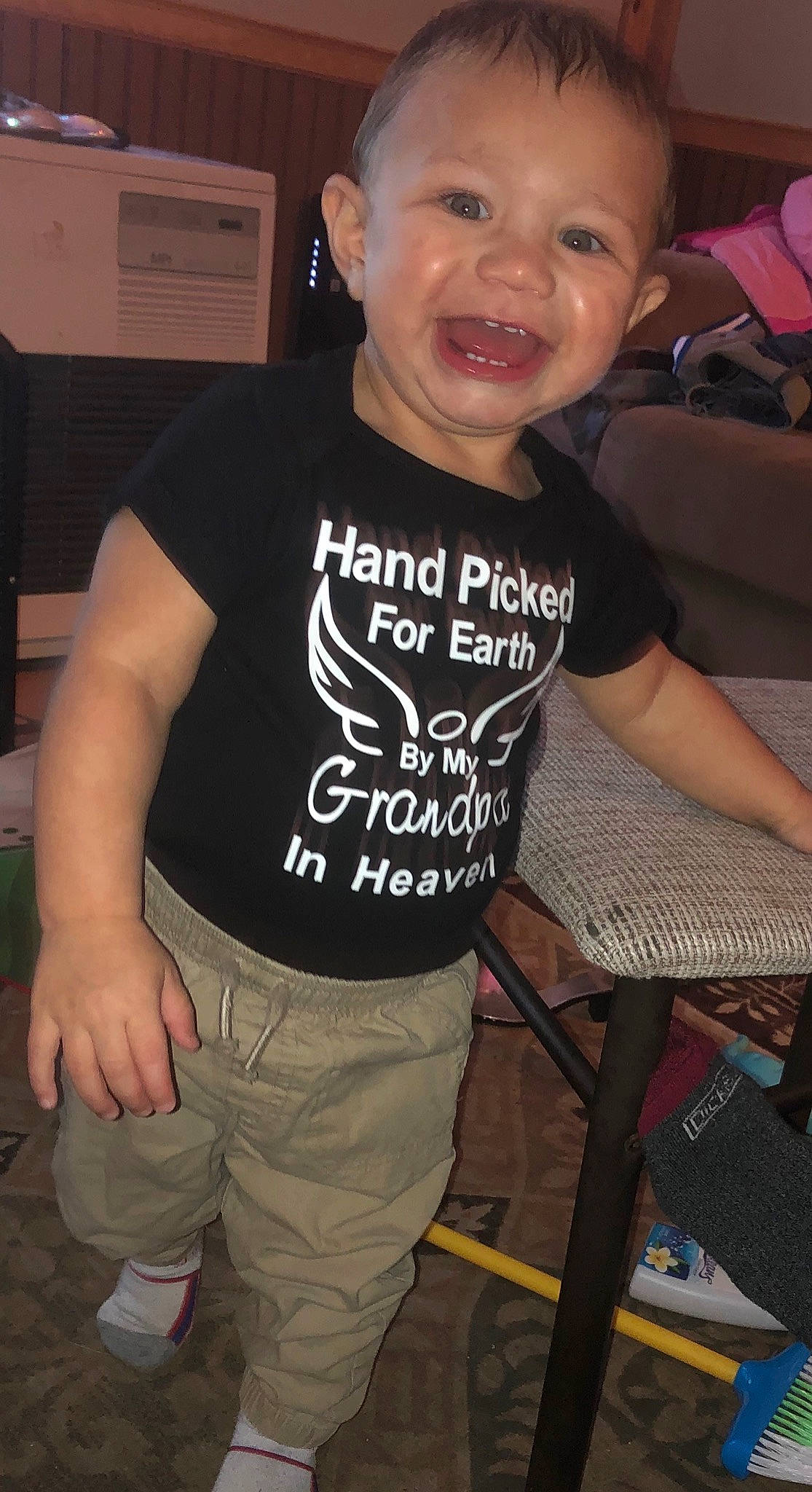 Abel is registered to the contest to win money with this photo: arm, child, person, sleeve, t_shirt, toddler, top