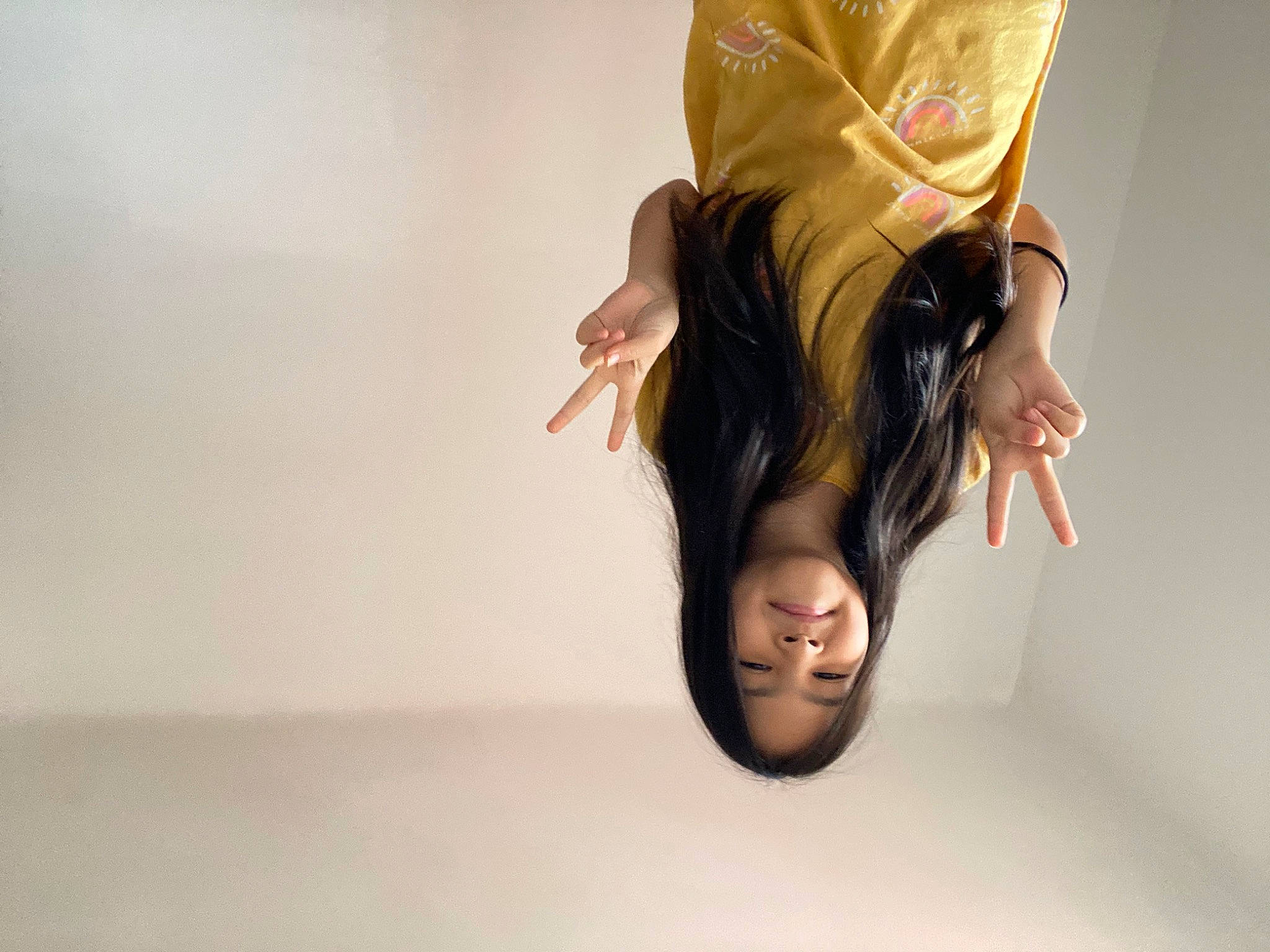 Djouliana a rejoint le concours — aidez-le/la à gagner de superbes lots ! arm, black_hair, eye, eyelash, eyewear, finger, flash_photography, gesture, hair, hand, happy, headgear, headpiece, human_body, human_leg, joy, leg, long_hair, mouth, neck