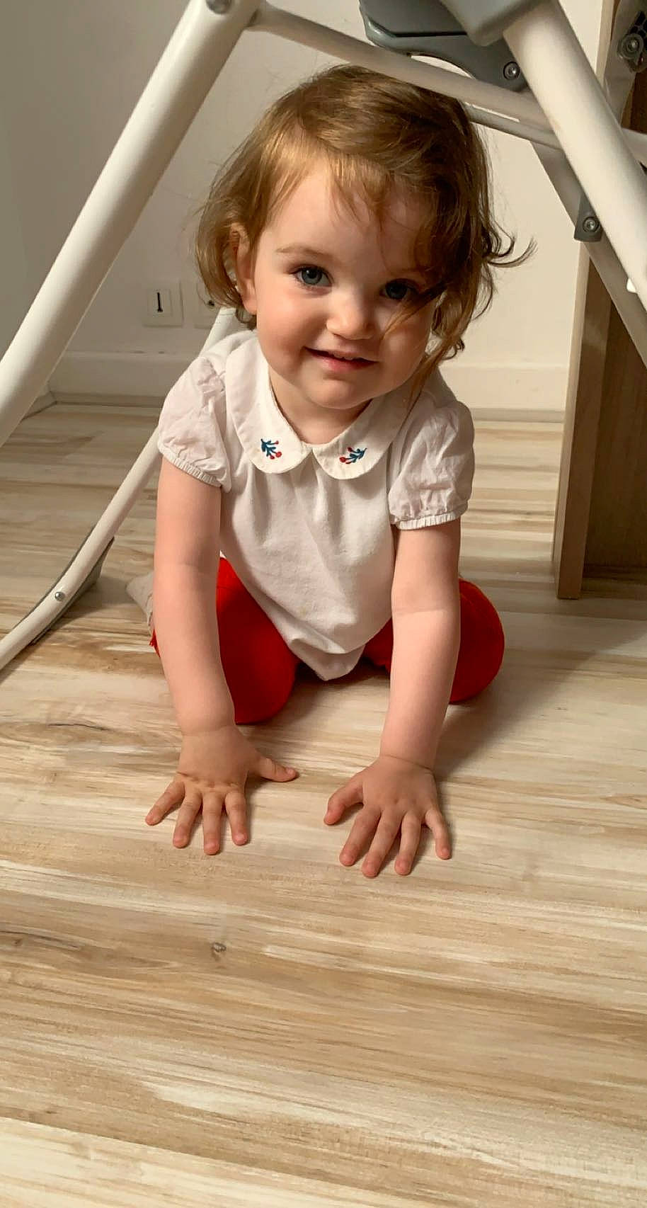 Kloé participe au concours pour gagner de l'argent avec cette photo : baby, baby_toddler_clothing, cheek, child, dress, facial_expression, finger, flash_photography, floor, flooring, happy, hardwood, joy, nose, person, skin, sleeve, smile, standing, toddler