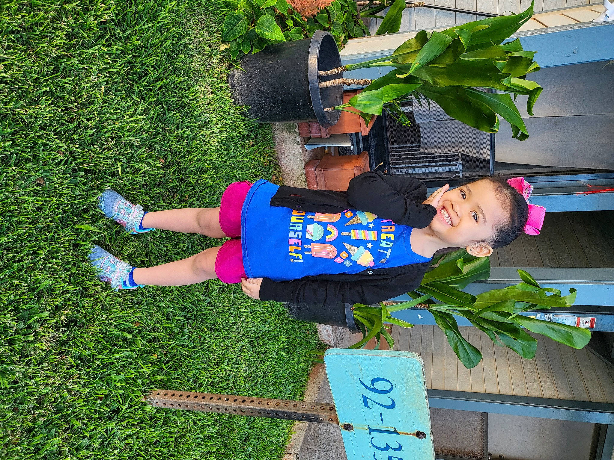 Clairessa is registered to the contest to win money with this photo: electric_blue, fun, grass, handwriting, hat, human_leg, joy, knee, leisure, people_in_nature, person, plant, shorts, smile, t_shirt, thigh