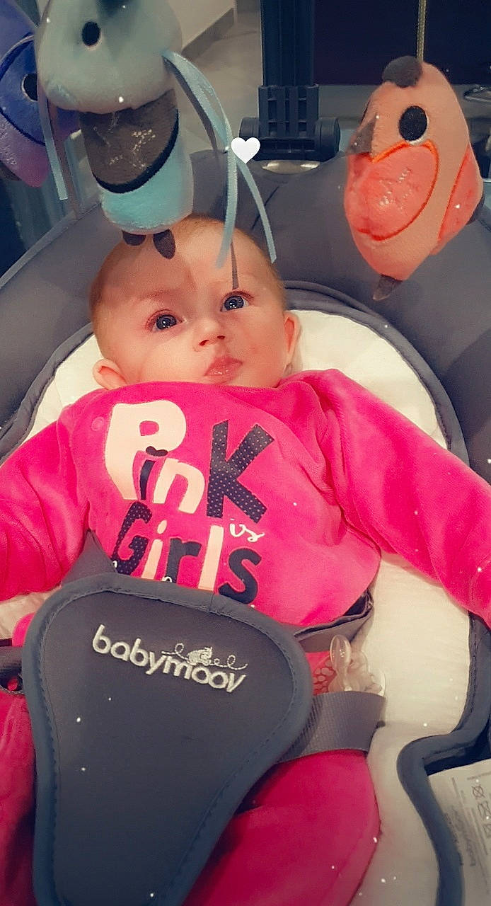 Maëlia a rejoint le concours — aidez-le/la à gagner de superbes lots ! baby, baby_products, baby_safety, baby_toddler_clothing, baby_toys, car_seat, carmine, child, comfort, medical, medical_equipment, person, plastic, product, toddler, toy