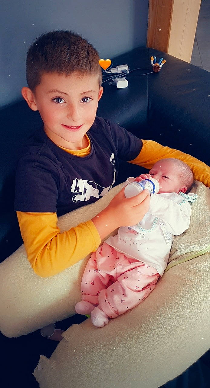 Lohann a rejoint le concours — aidez-le/la à gagner de superbes lots ! baby, baby_products, baby_toddler_clothing, buzz_cut, caesar_cut, child, comfort, foot, head, human_body, joy, lap, person, plastic, skin, sock, toddler