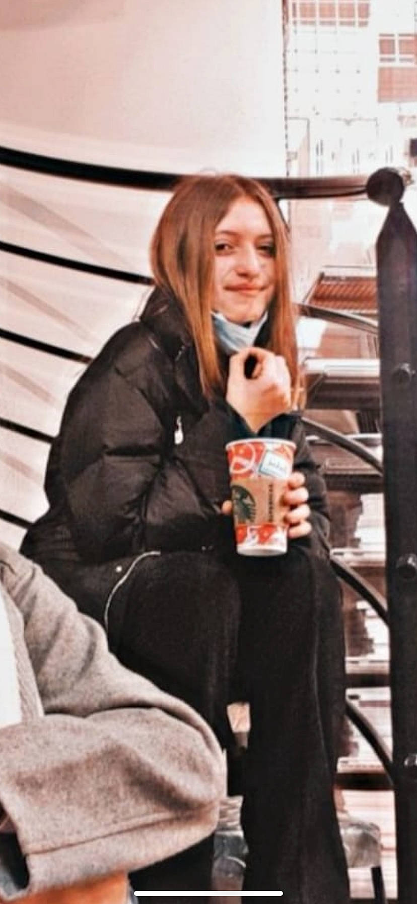 Julie a rejoint le concours — aidez-le/la à gagner de superbes lots ! audio_equipment, brown_hair, drink, drinking, event, eyewear, fur, hair, jacket, liqueur, long_hair, microphone, music_artist, musician, person, scarf, singer, sitting, smile, speech