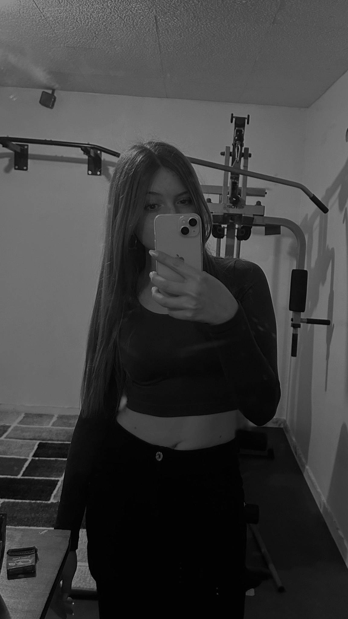 Julie a rejoint le concours — aidez-le/la à gagner de superbes lots ! abdomen, black_and_white, black_hair, chest, elbow, fashion_design, flash_photography, flooring, grey, human_leg, joint, microphone, monochrome, monochrome_photography, person, shoulder, standing, style, thigh, trunk