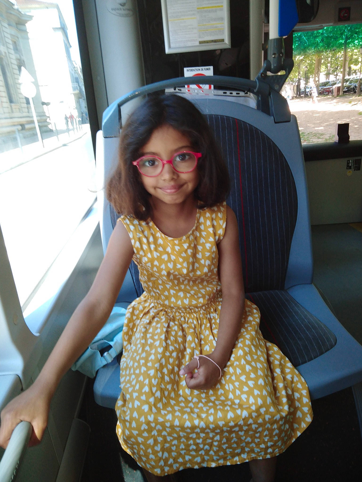 Inaya a rejoint le concours — aidez-le/la à gagner de superbes lots ! automotive_design, beauty, black_hair, day_dress, dress, eyewear, fashion, fashion_design, fun, hairstyle, happy, joy, leisure, one_piece_garment, person, sleeve, smile, street_fashion, thigh, travel