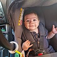 Mathias a rejoint le concours — aidez-le/la à gagner de superbes lots ! baby, car_seat, child, infant, smile, straps, seatbelt, vehicle, car_interior, clothing, button, hand, face, head, sitting, safety, cute, young_child, indoors, happy