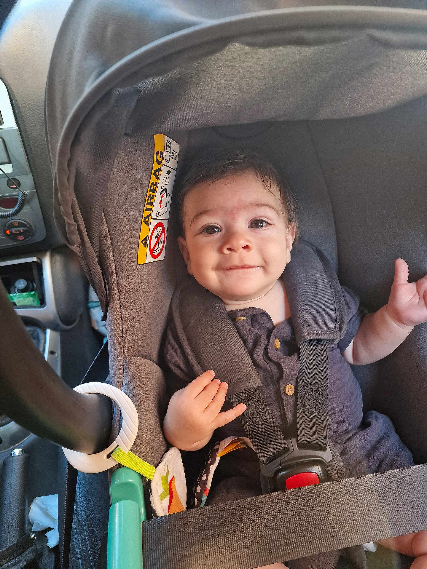 Mathias a rejoint le concours — aidez-le/la à gagner de superbes lots ! baby, car_seat, child, infant, smile, straps, seatbelt, vehicle, car_interior, clothing, button, hand, face, head, sitting, safety, cute, young_child, indoors, happy