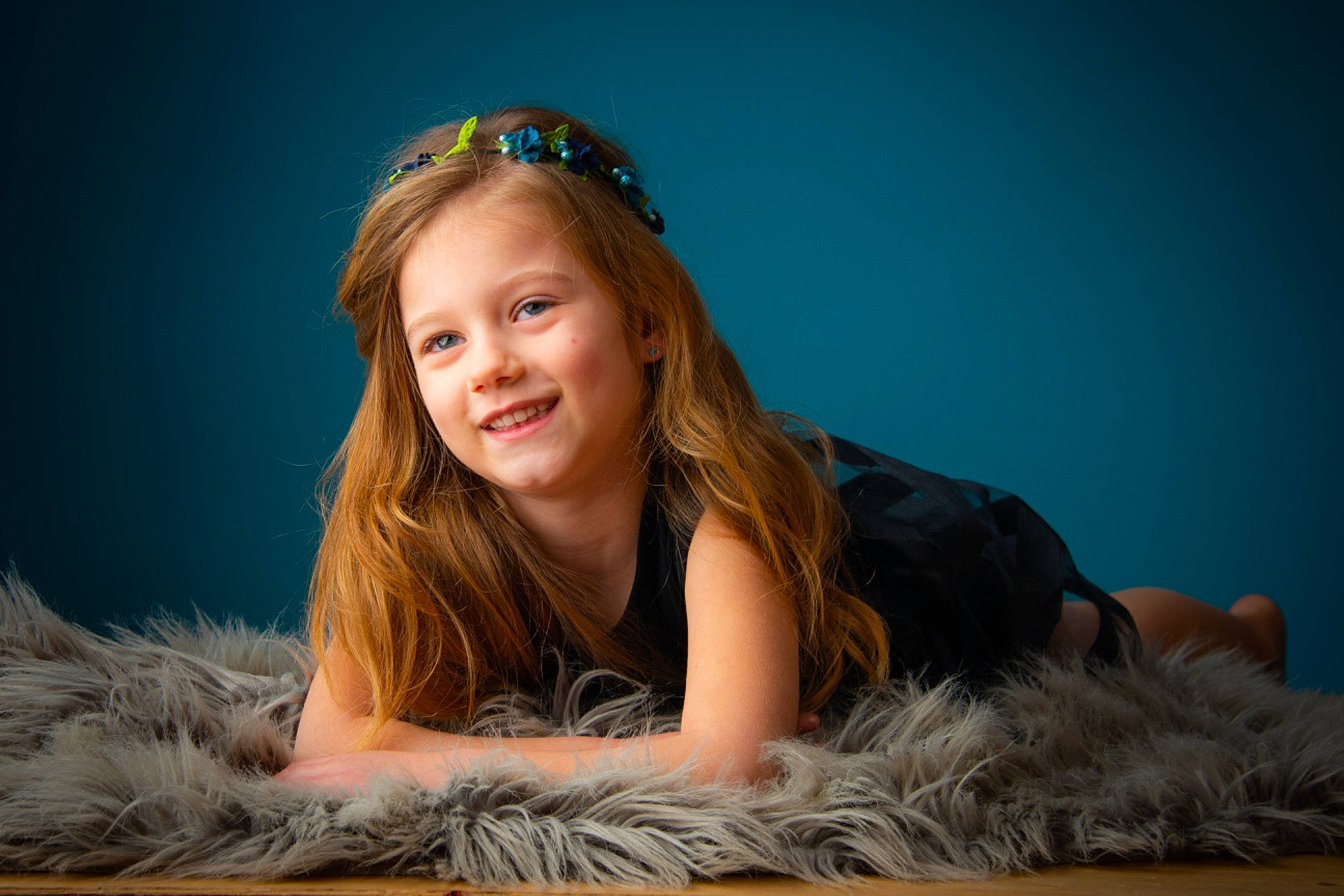 Inaya a rejoint le concours — aidez-le/la à gagner de superbes lots ! beauty, blond, brown_hair, child, electric_blue, eye, flash_photography, fun, grass, happy, head, headpiece, human_body, human_leg, iris, joy, leisure, long_hair, person, smile