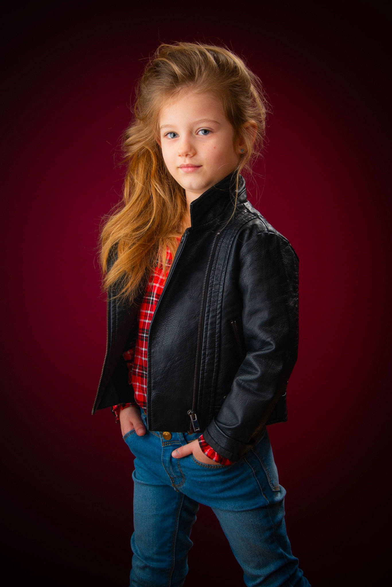 Inaya a rejoint le concours — aidez-le/la à gagner de superbes lots ! blazer, collar, denim, electric_blue, eye, face, fashion_design, fashion_model, flash_photography, formal_wear, head, jacket, leather_jacket, lip, long_hair, neck, outerwear, person, sleeve, smile