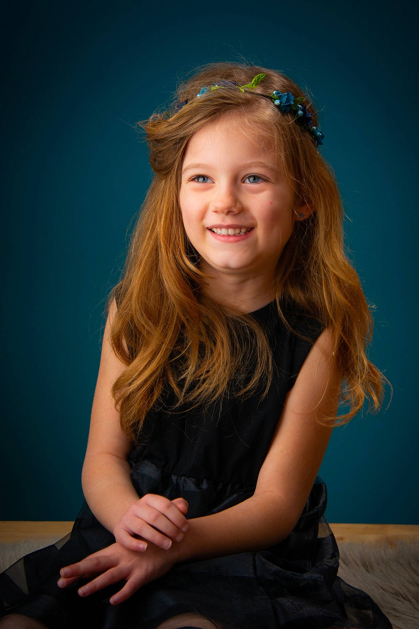 Inaya participe au concours pour gagner de l'argent avec cette photo : cool, elbow, electric_blue, eye, eyebrow, facial_expression, flash_photography, fun, happy, iris, joy, knee, lip, long_hair, person, shoulder, skin, sleeve, smile, standing