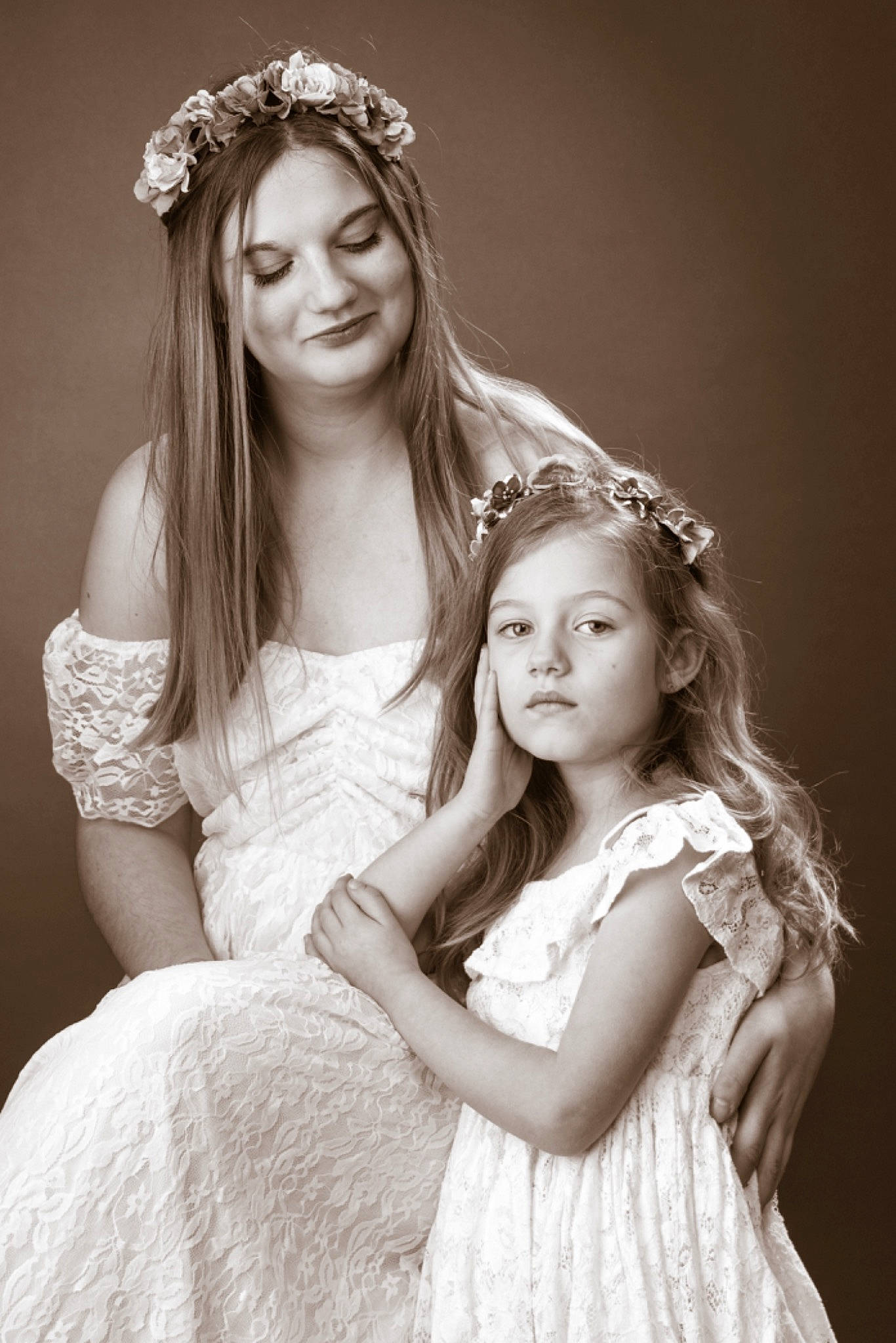 Inaya a rejoint le concours — aidez-le/la à gagner de superbes lots ! arm, bride, clothing, dress, eye, face, facial_expression, fashion, hair, hairstyle, hand, head, human, joy, organ, person, photograph, plant, skin, smile