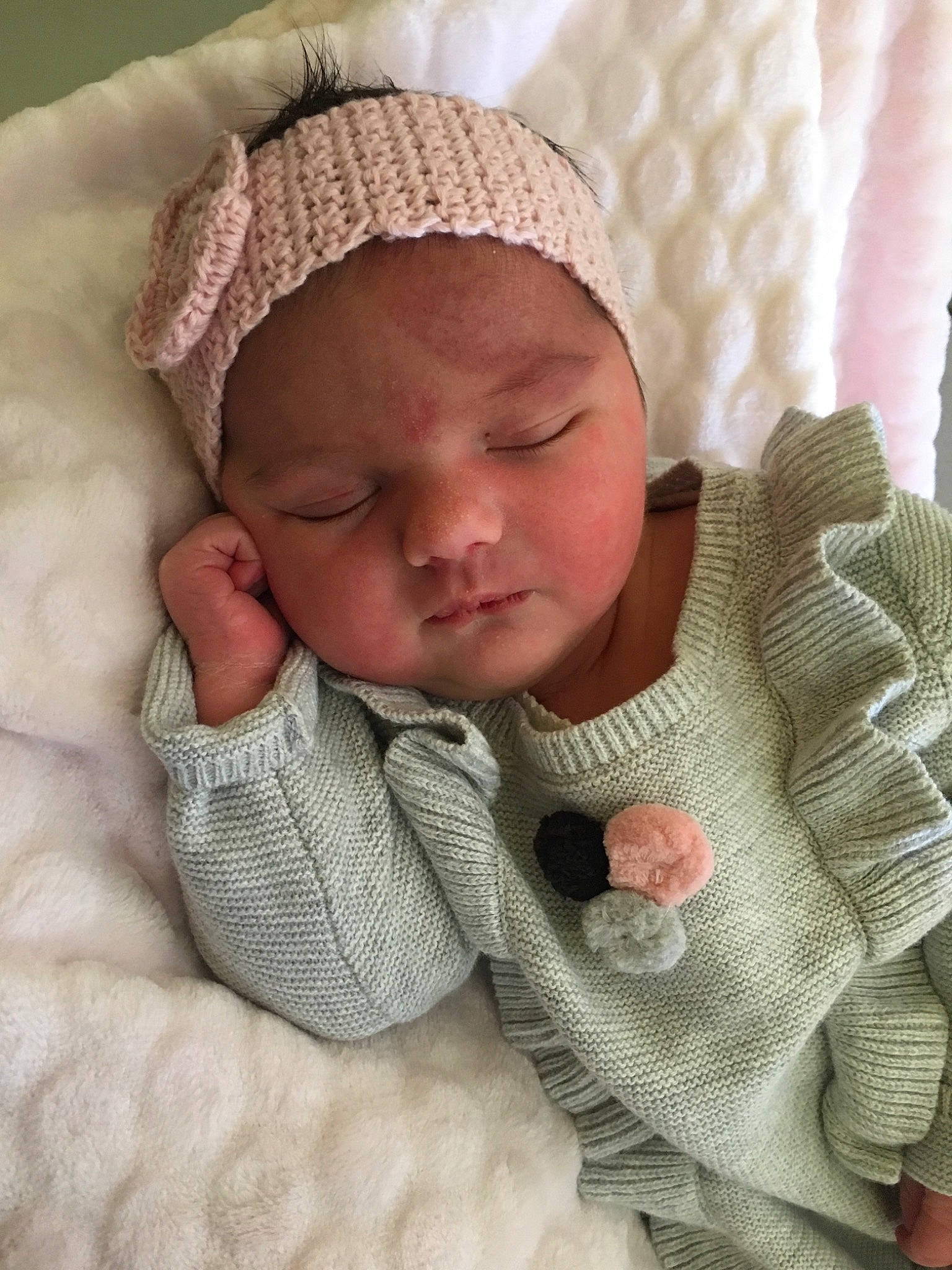 Jeanne participe au concours pour gagner de l'argent avec cette photo : blanket, bonnet, cheek, child, crochet, girl, headgear, infant, knit_cap, knitting, material, nose, person, product, skin, sleep, textile, toddler, wool