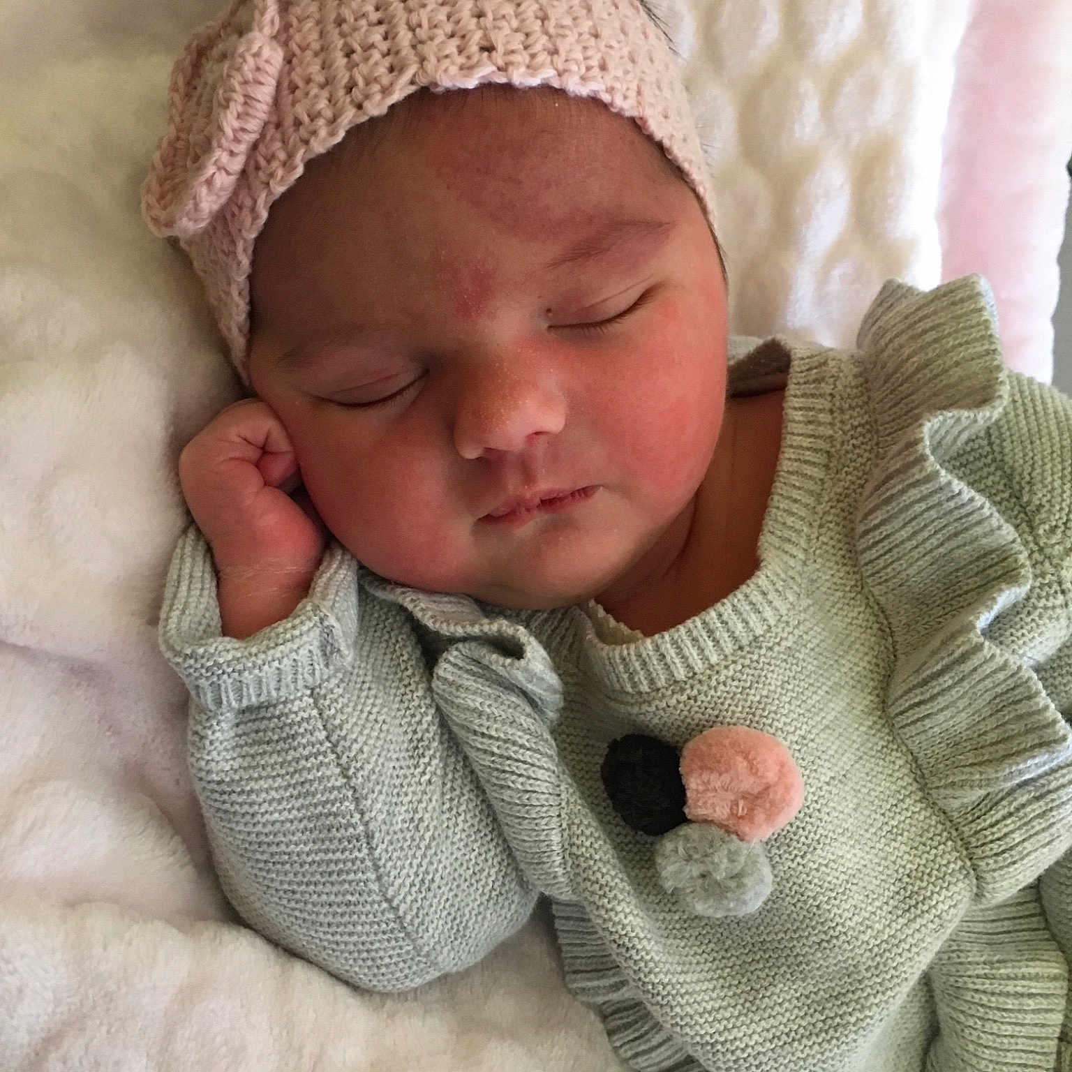 Jeanne participe au concours pour gagner de l'argent avec cette photo : blanket, bonnet, cheek, child, crochet, girl, headgear, infant, knit_cap, knitting, material, nose, person, product, skin, sleep, textile, toddler, wool