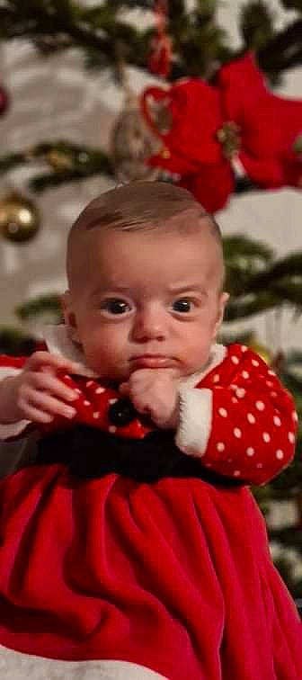 Léana participe au concours pour gagner de l'argent avec cette photo : baby, baby_toddler_clothing, cheek, child, christmas, christmas_decoration, christmas_eve, christmas_ornament, event, facial_expression, happy, holiday, human_body, lip, nail, person, red, santa_claus, skin, toddler