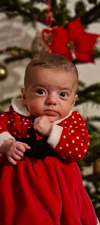 Léana participe au concours pour gagner de l'argent avec cette photo : baby, baby_toddler_clothing, cheek, child, christmas, christmas_decoration, christmas_eve, christmas_ornament, event, happy, head, holiday, human_body, lip, pattern, person, red, skin, sleeve, toddler