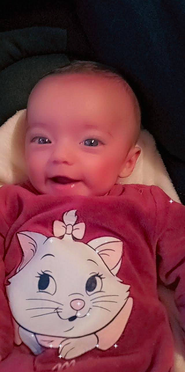 Léana a rejoint le concours — aidez-le/la à gagner de superbes lots ! baby, baby_toddler_clothing, cheek, chin, eye, eyebrow, eyelash, forehead, hair, happy, human_body, iris, lip, mammal, mouth, nose, organ, person, skin, sleeve