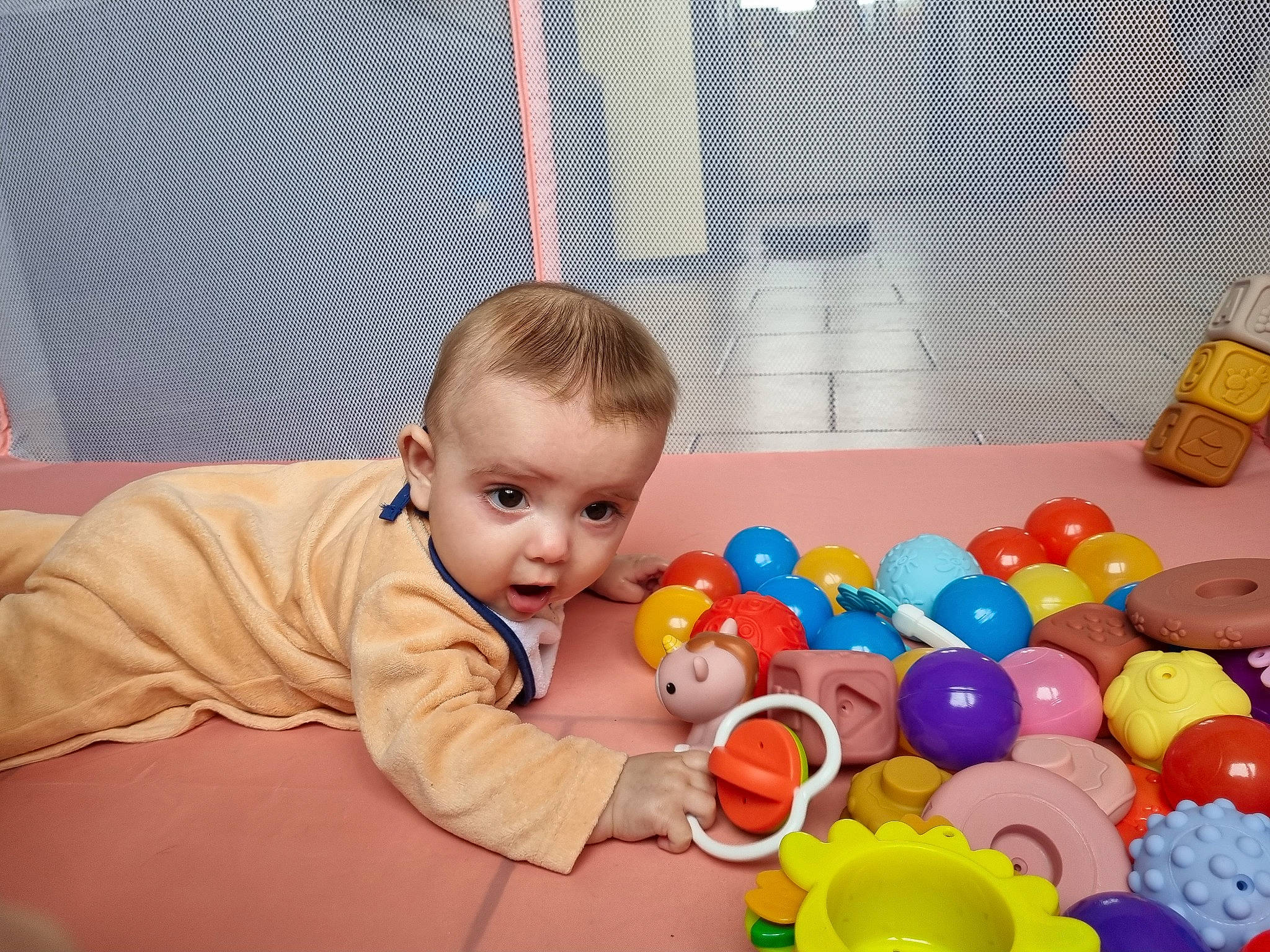 Thays a rejoint le concours — aidez-le/la à gagner de superbes lots ! baby, baby_playing_with_toys, baby_products, baby_toddler_clothing, baby_toys, ball_pit, child, comfort, flooring, fun, happy, leisure, person, plastic, play, room, sitting, surprise, toddler, toy