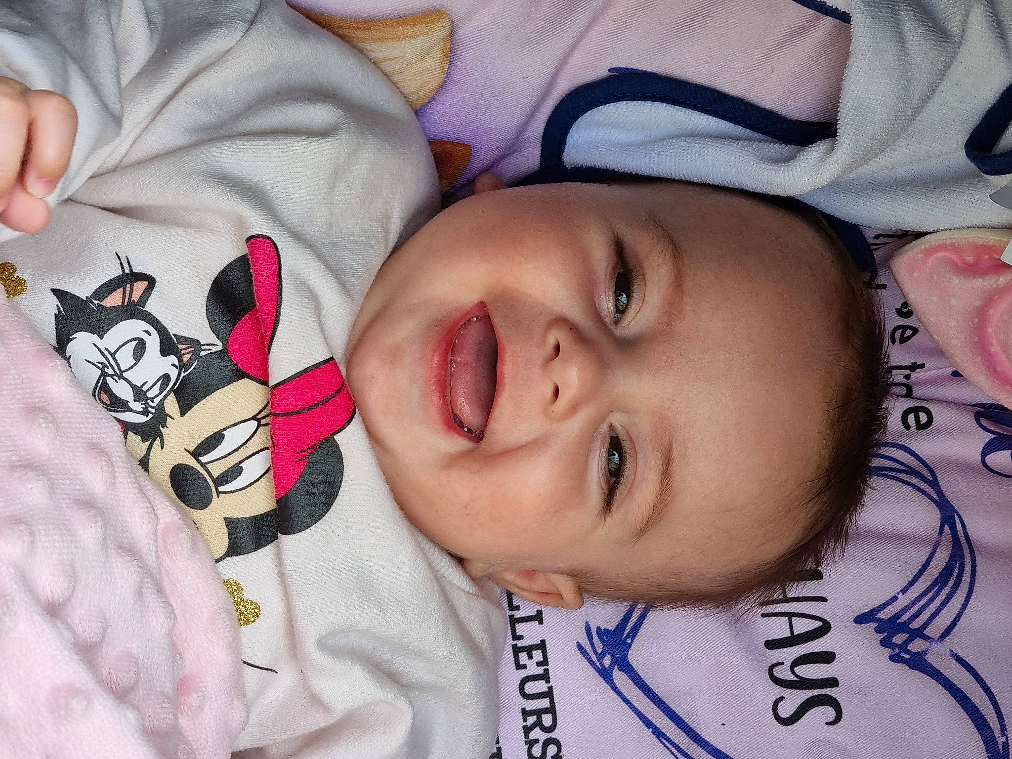 Thays participe au concours pour gagner de l'argent avec cette photo : baby_toddler_clothing, cheek, chin, eye, eyebrow, face, facial_expression, head, human, lip, mammal, mouth, nose, organ, person, product, skin, smile, textile, vertebrate