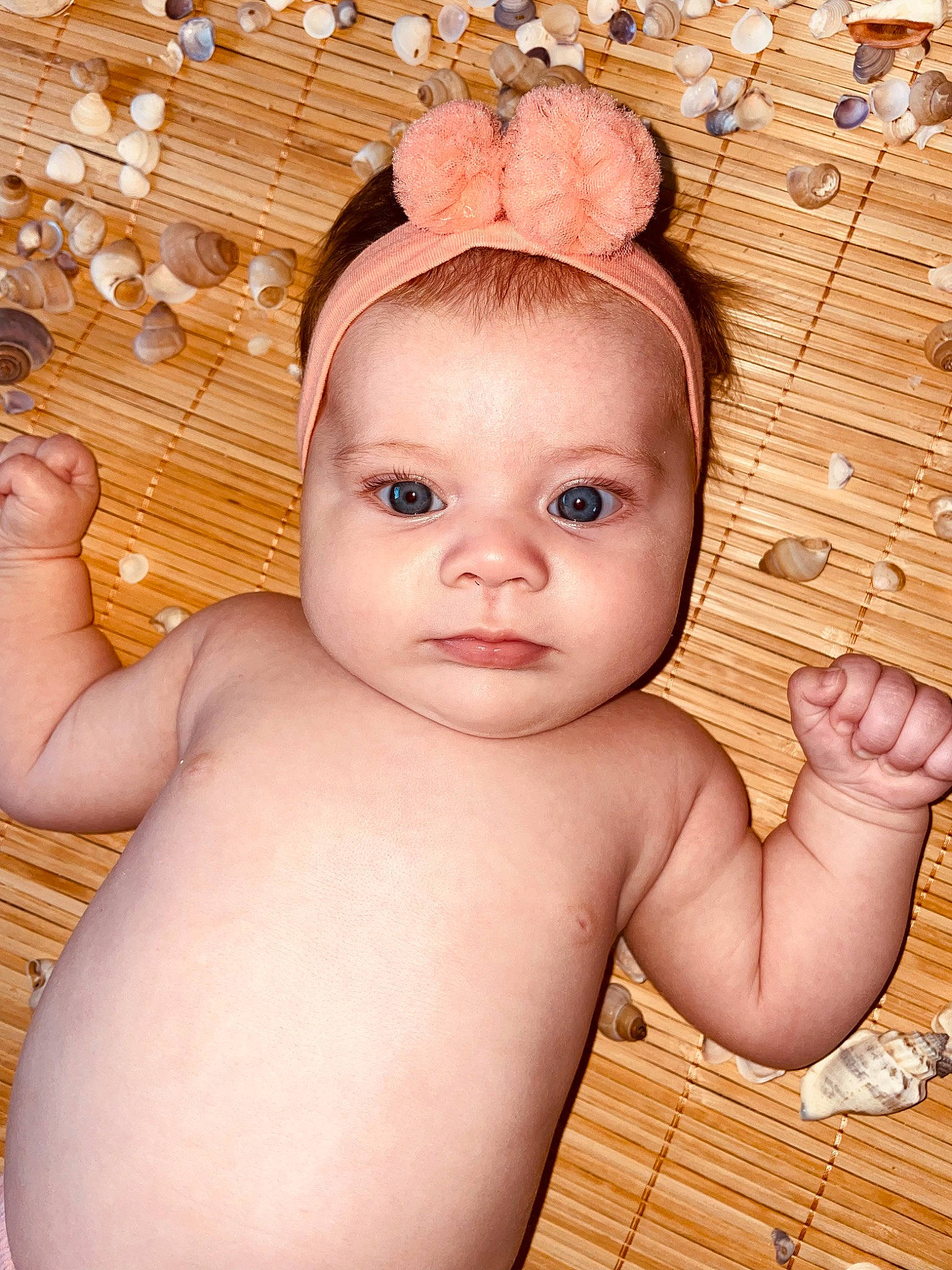 Soline participe au concours pour gagner de l'argent avec cette photo : baby, baby_toddler_clothing, cheek, eye, eyelash, facial_expression, finger, gesture, happy, head, human, lip, mouth, muscle, nose, person, skin, stomach, thumb, toddler