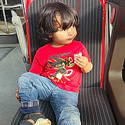 Amine a rejoint le concours — aidez-le/la à gagner de superbes lots ! bus, casual, child, curly_hair, daylight, indoors, jeans, people, portrait, public_transport, red_shirt, relaxed, sandals, seat, side_glance, snack, striped_seat, toddler, window, young_child