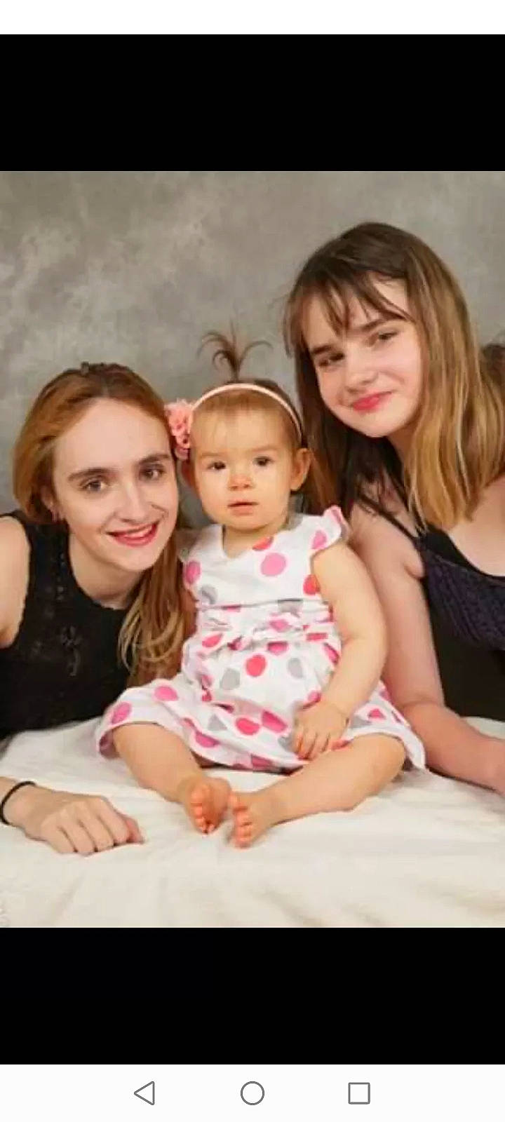 Maelys a rejoint le concours — aidez-le/la à gagner de superbes lots ! baby, cheek, child, event, face, facial_expression, fashion, flash_photography, fun, gesture, hair, happy, interaction, joy, people_in_nature, person, playing_with_kids, sitting, skin, smile